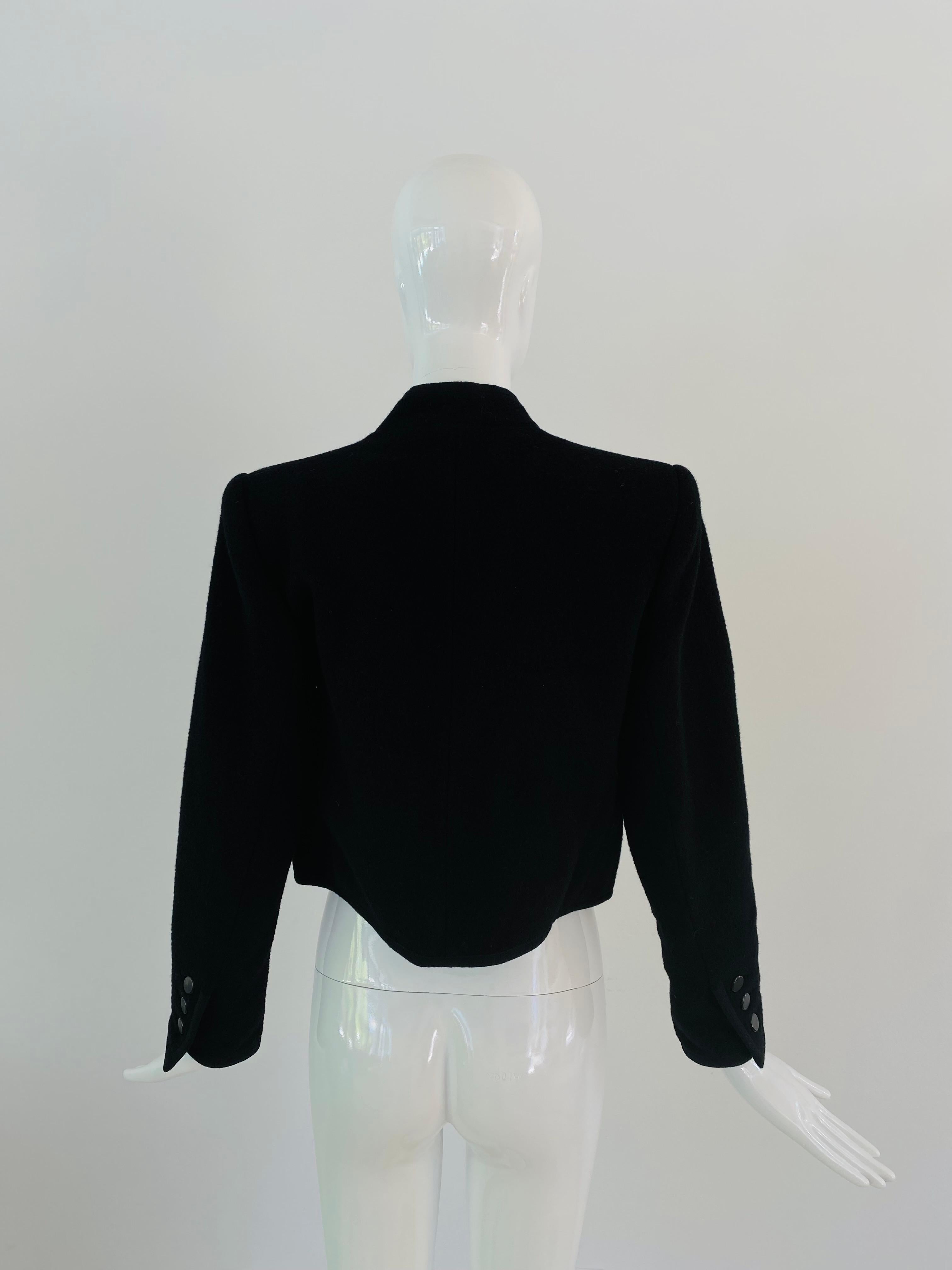 Veste en laine noire de style boléro Saint Laurent Rive Gauche des années 1970 achetée dans la salle Oval Room de Dayton, le troisième étage huppé d'un grand magasin haut de gamme de Minneapolis qui n'est plus en activité. Cette photo semble
