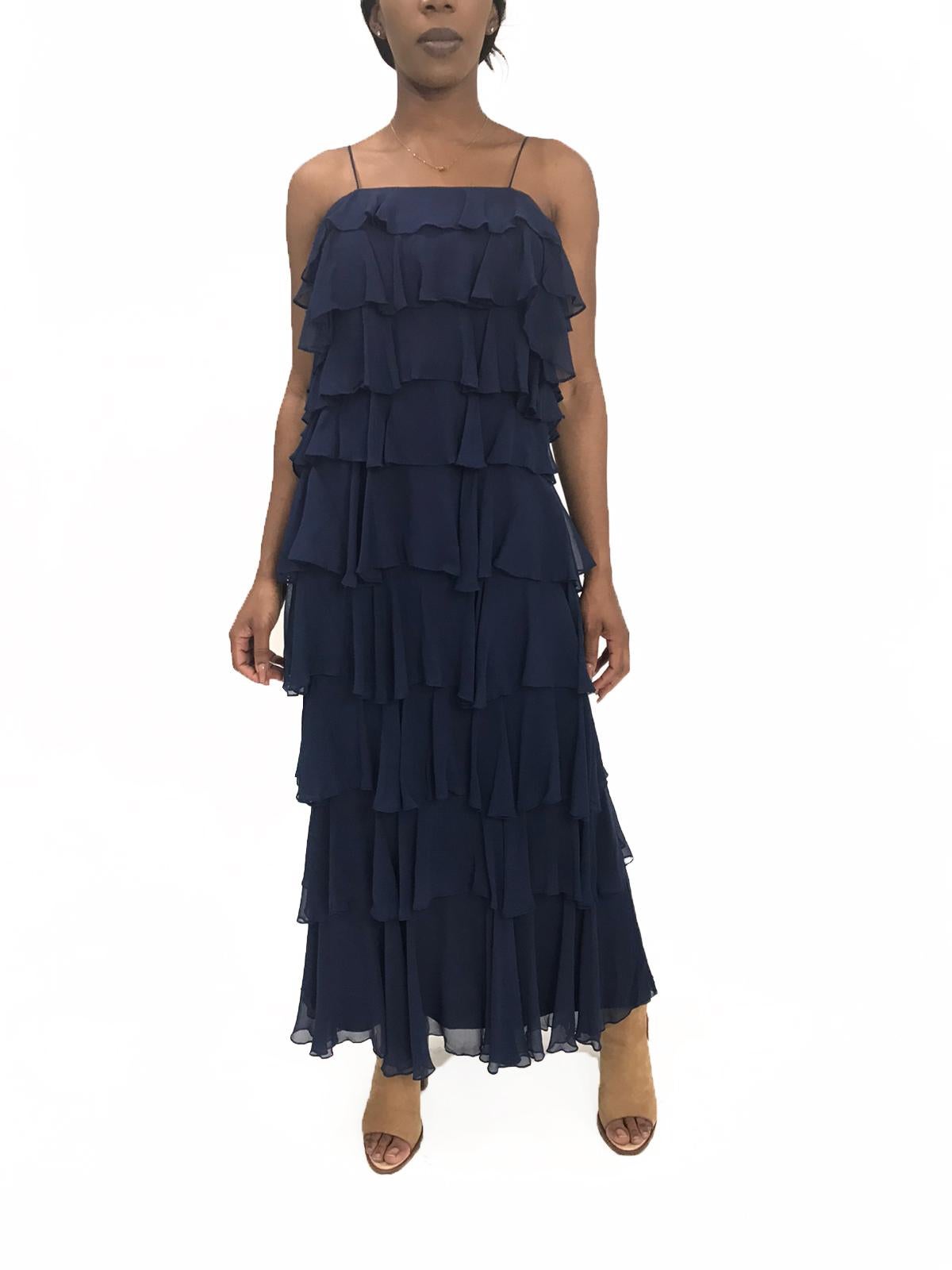 1970S SAKS 5TH AVENUE Marineblaues Seiden-Chiffon-Kleid mit Rüschen