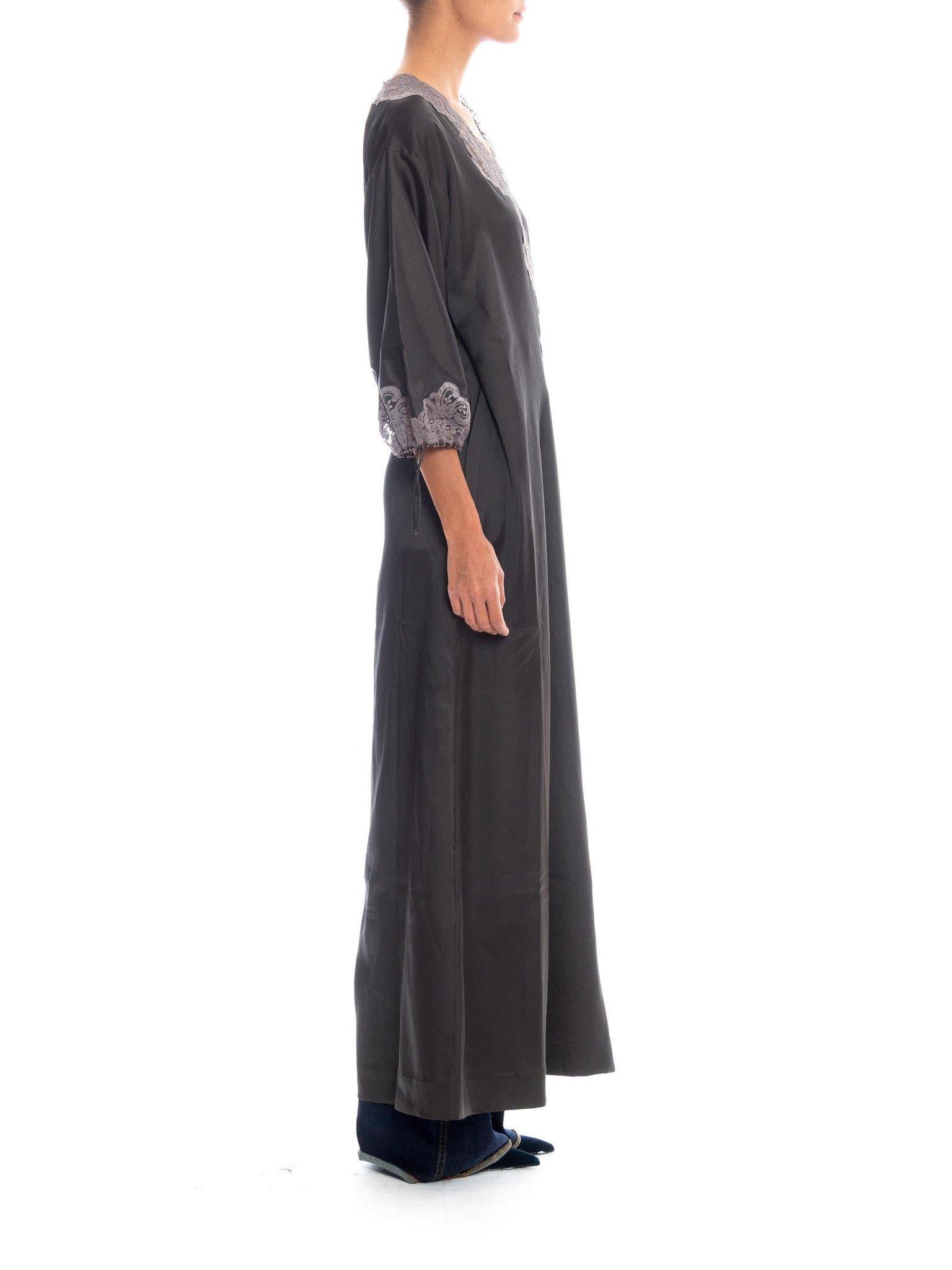 1970S SAKS FIFTH AVENUE Dark Grey Polyester Satin & Lace Negligee With Matching Wrap Robe