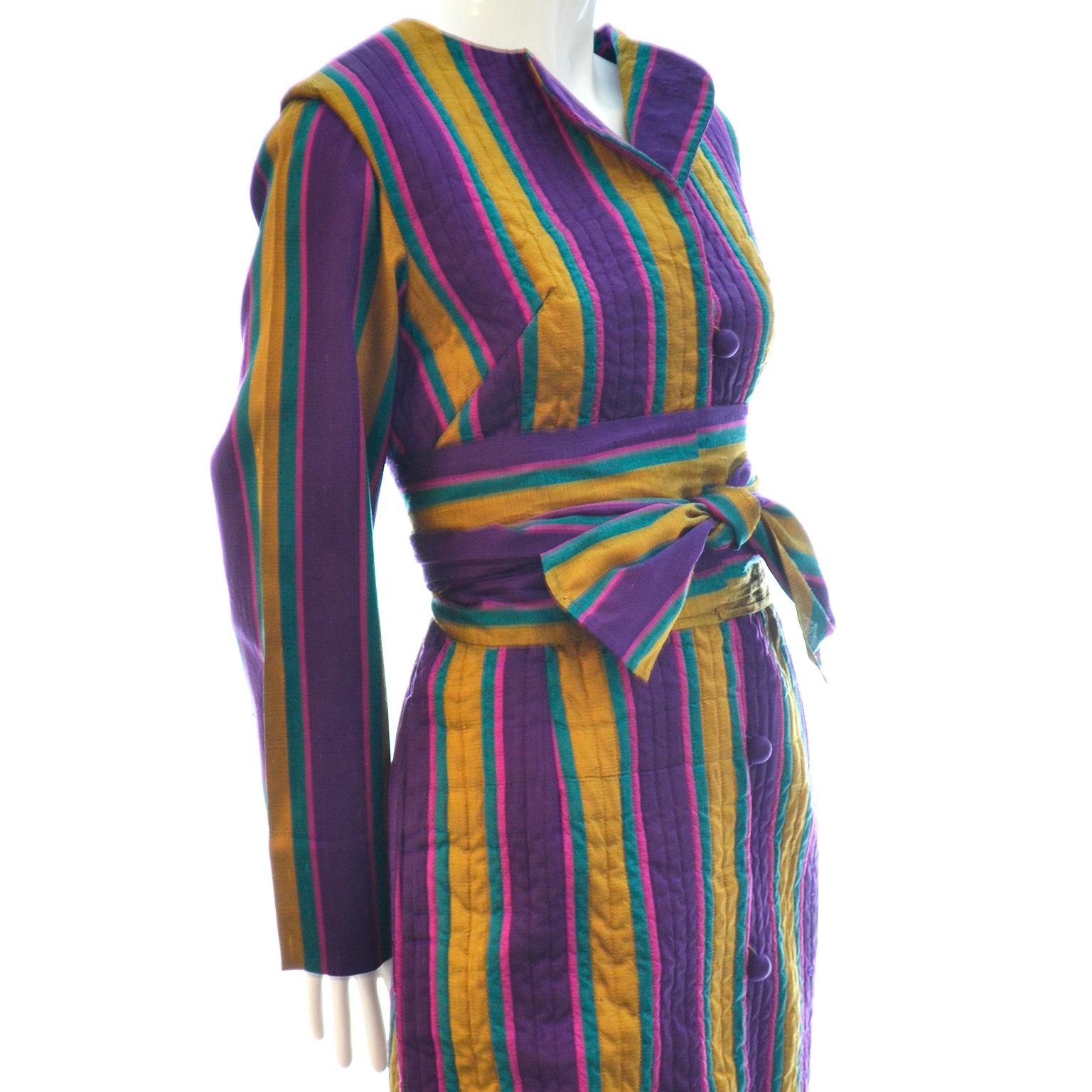1970er Saks Fifth Avenue Vintage Lila & Gold gestreiftes Kaftankleid aus Seide mit Gürtel im Angebot 4