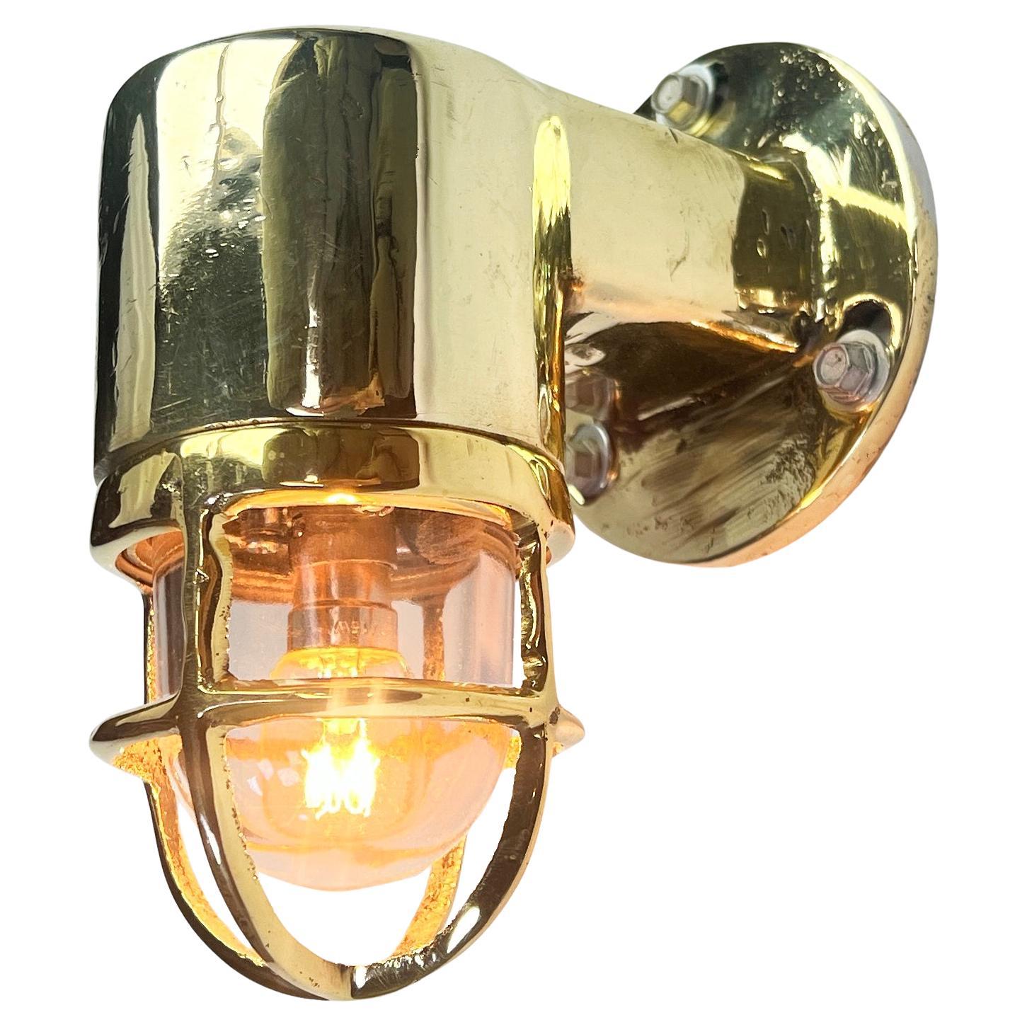 1970's Sall Cast Solid Brass 90 Grad Wandleuchte mit Käfig und Glas Dome