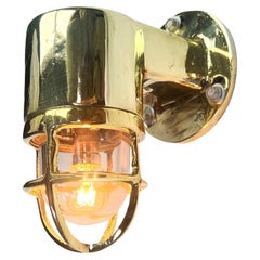 1970's Sall Cast Solid Brass 90 Grad Wandleuchte mit Käfig und Glas Dome