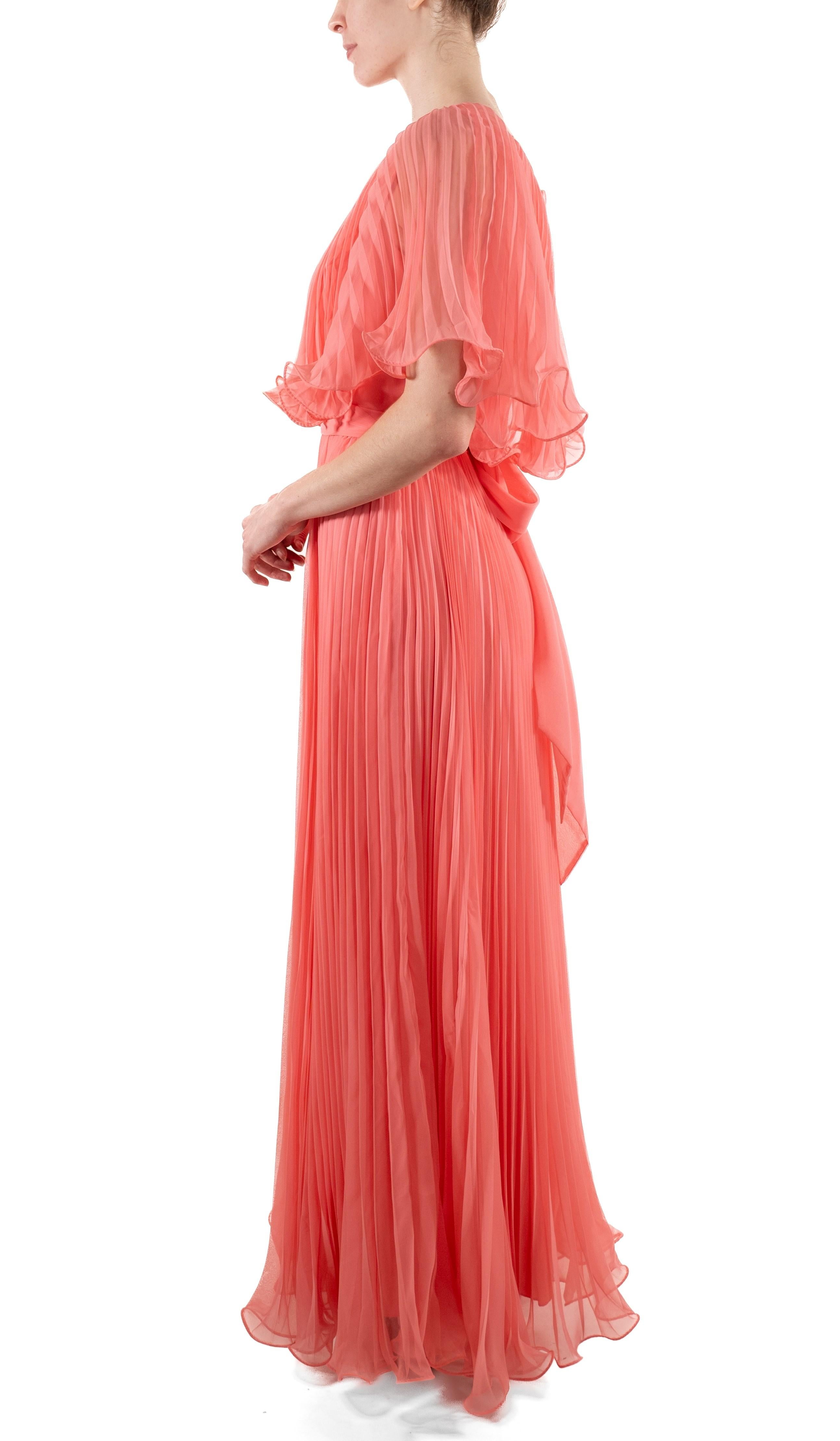 1970er Jahre Lachsrosa Polyester Plissee-Rüschen-Kleid

