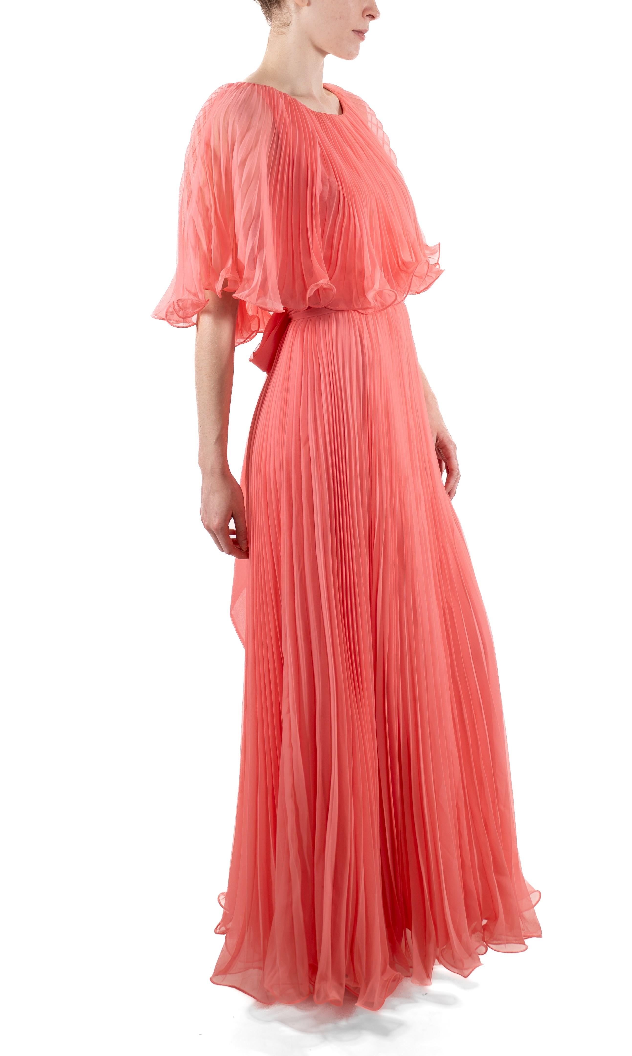1970er Jahre Lachsrosa Polyester Plissee-Rüschen-Kleid (Orange) im Angebot