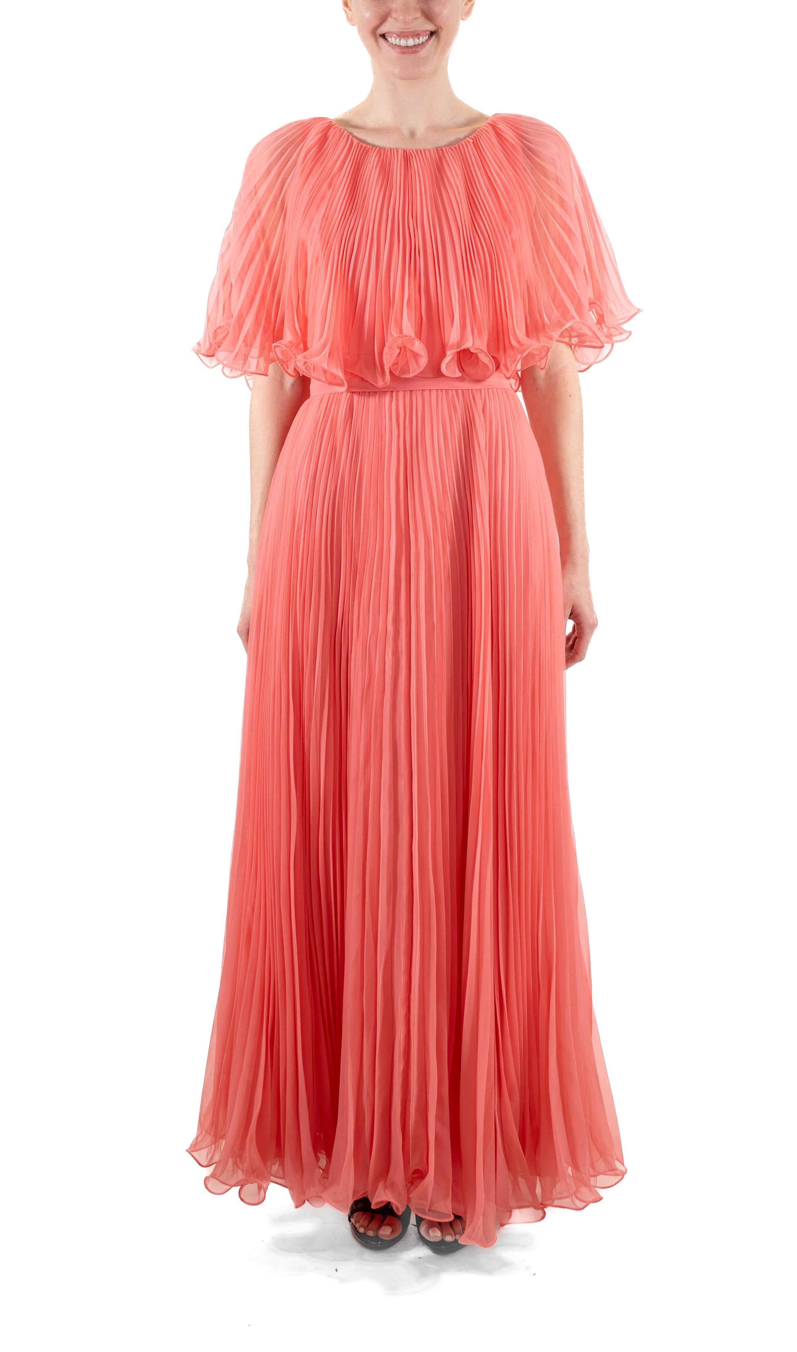 1970er Jahre Lachsrosa Polyester Plissee-Rüschen-Kleid im Zustand „Gut“ im Angebot in New York, NY