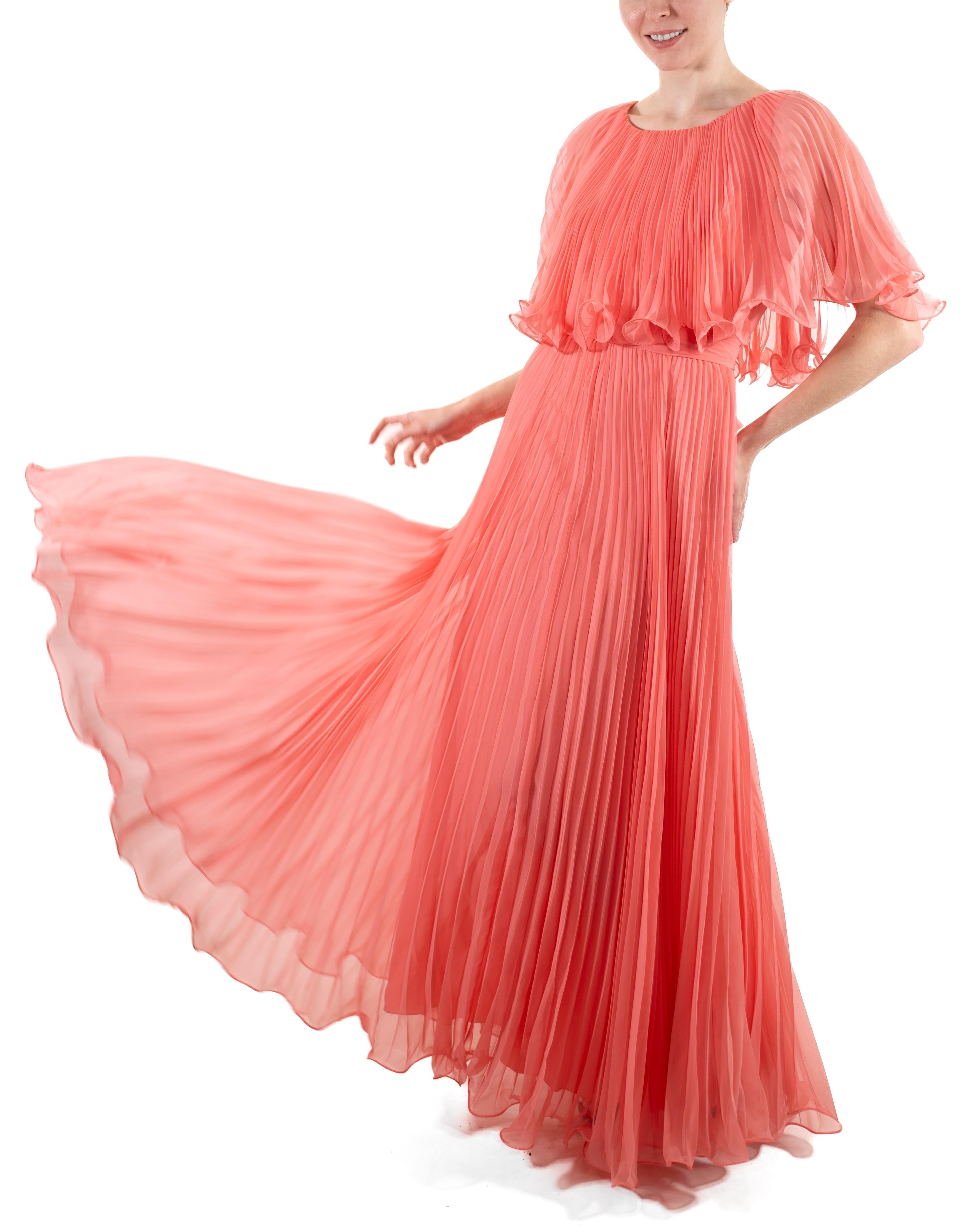 1970er Jahre Lachsrosa Polyester Plissee-Rüschen-Kleid Damen im Angebot