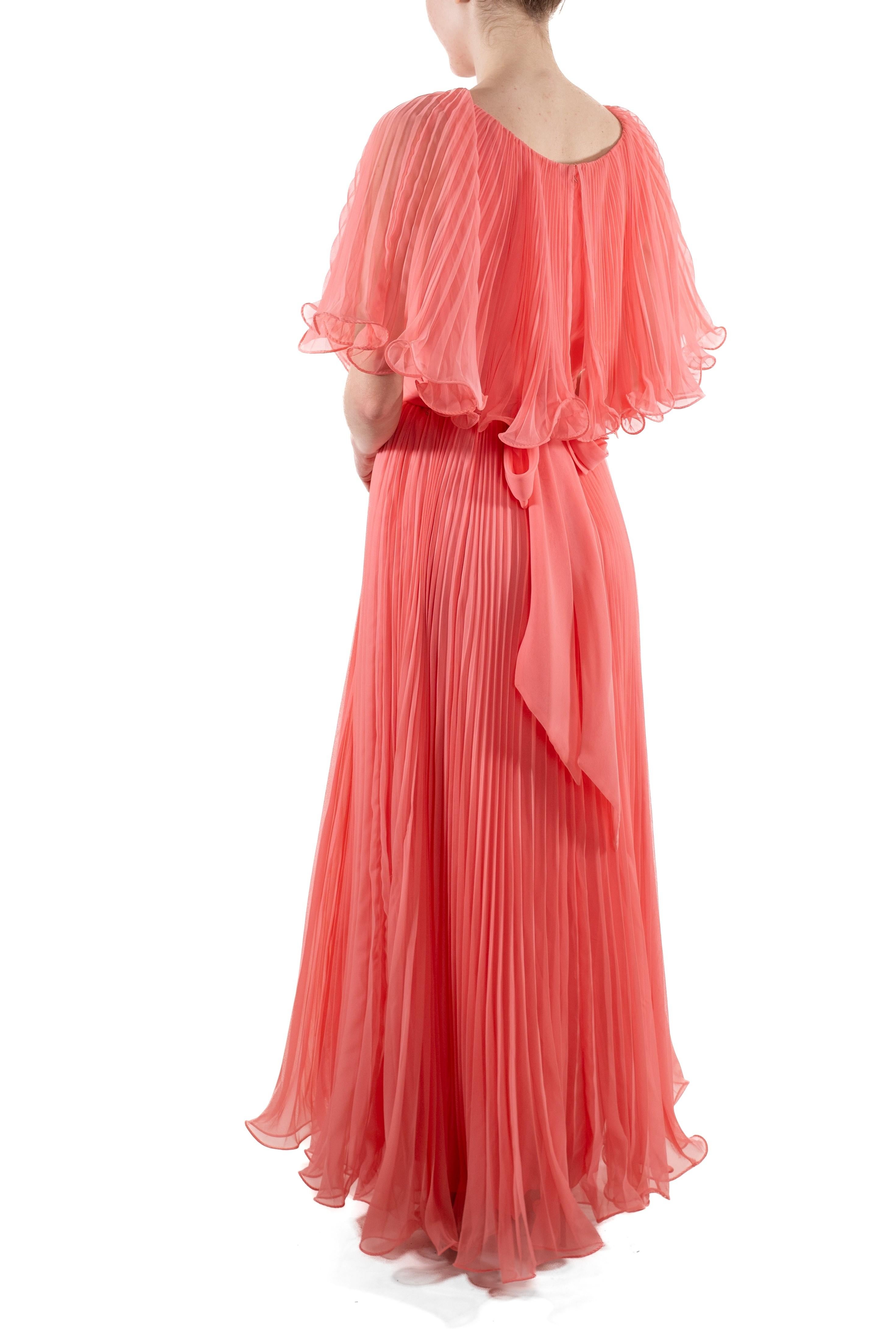 1970er Jahre Lachsrosa Polyester Plissee-Rüschen-Kleid im Angebot 1