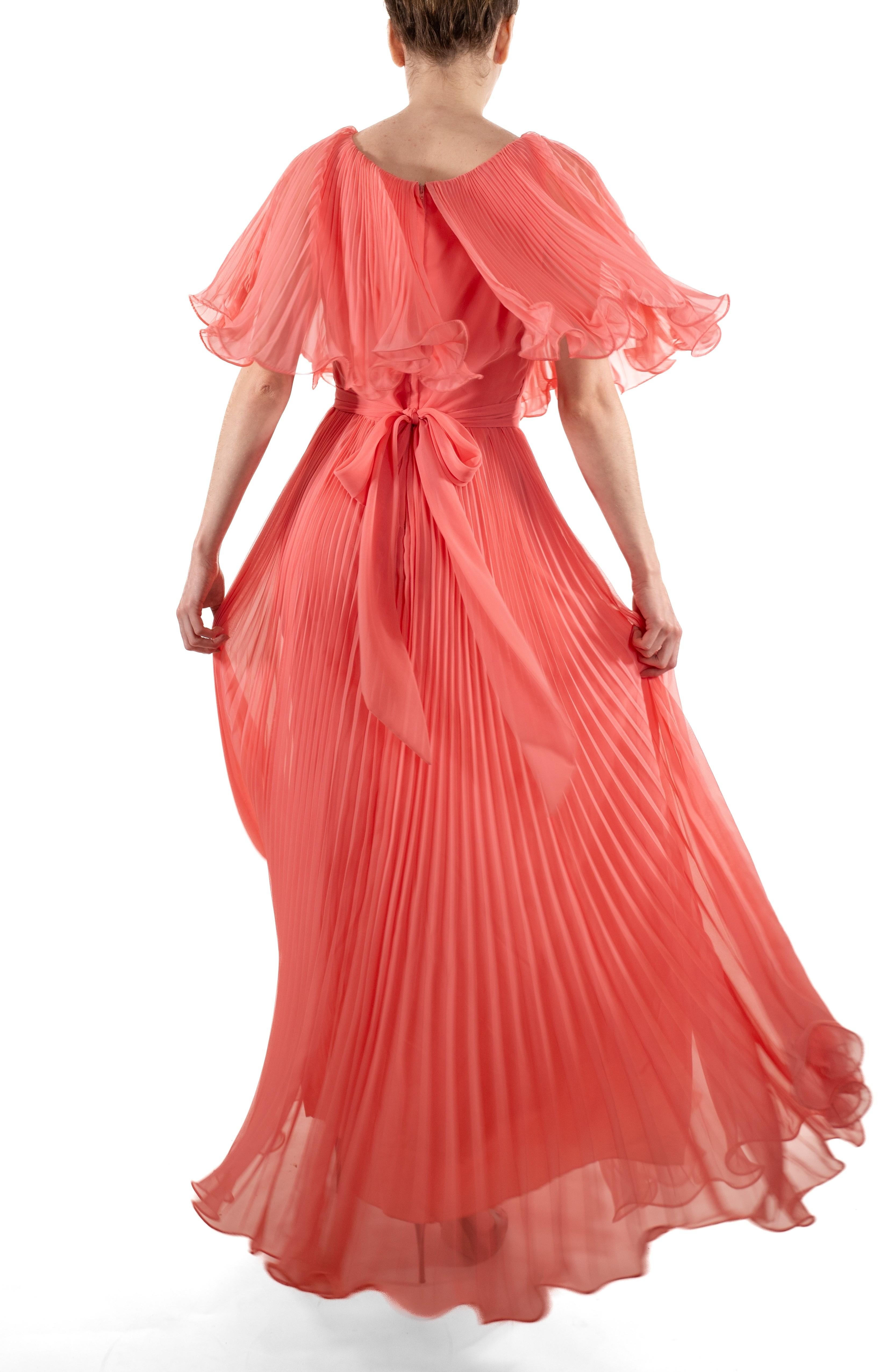1970er Jahre Lachsrosa Polyester Plissee-Rüschen-Kleid im Angebot 2