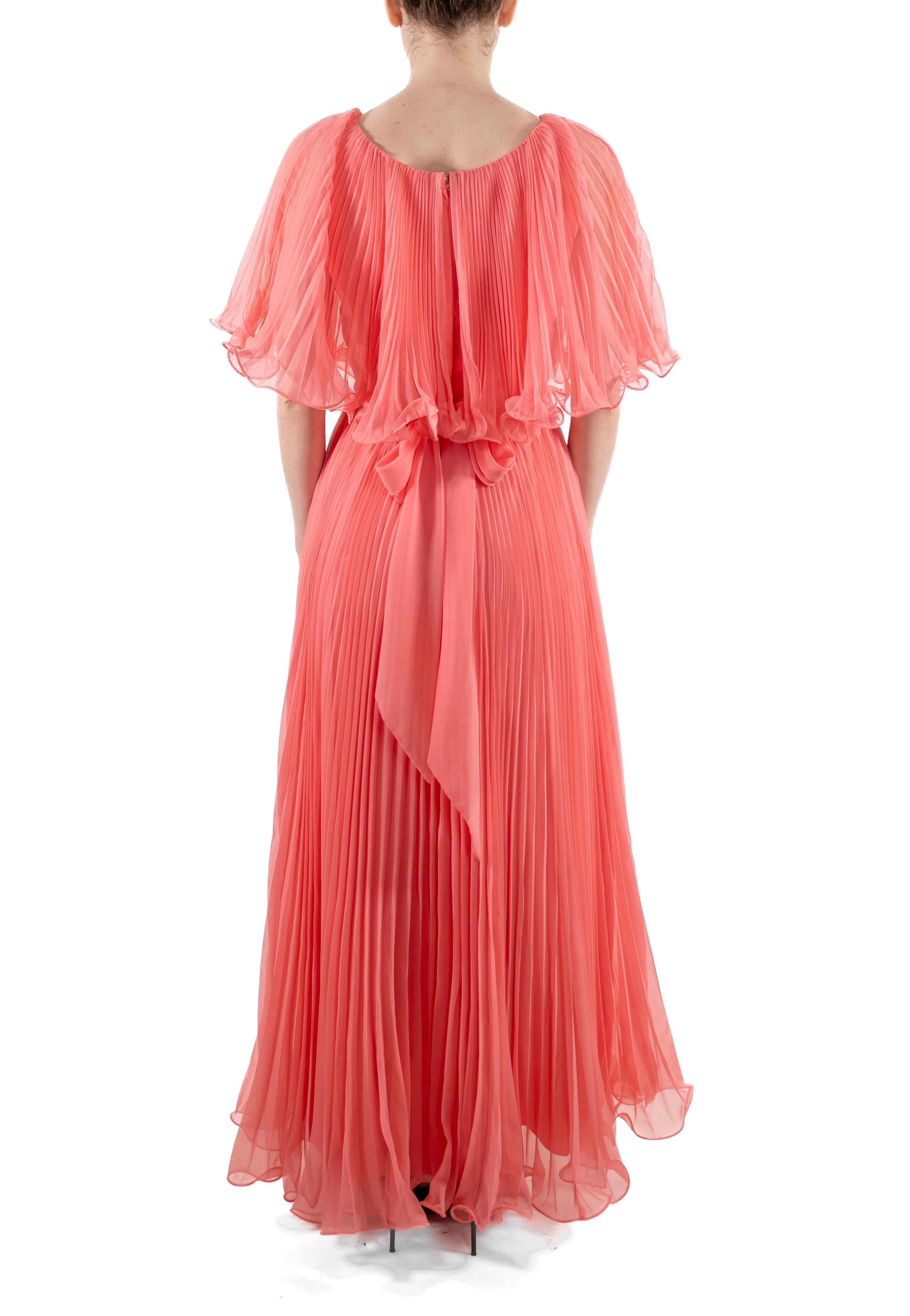 1970er Jahre Lachsrosa Polyester Plissee-Rüschen-Kleid im Angebot 3