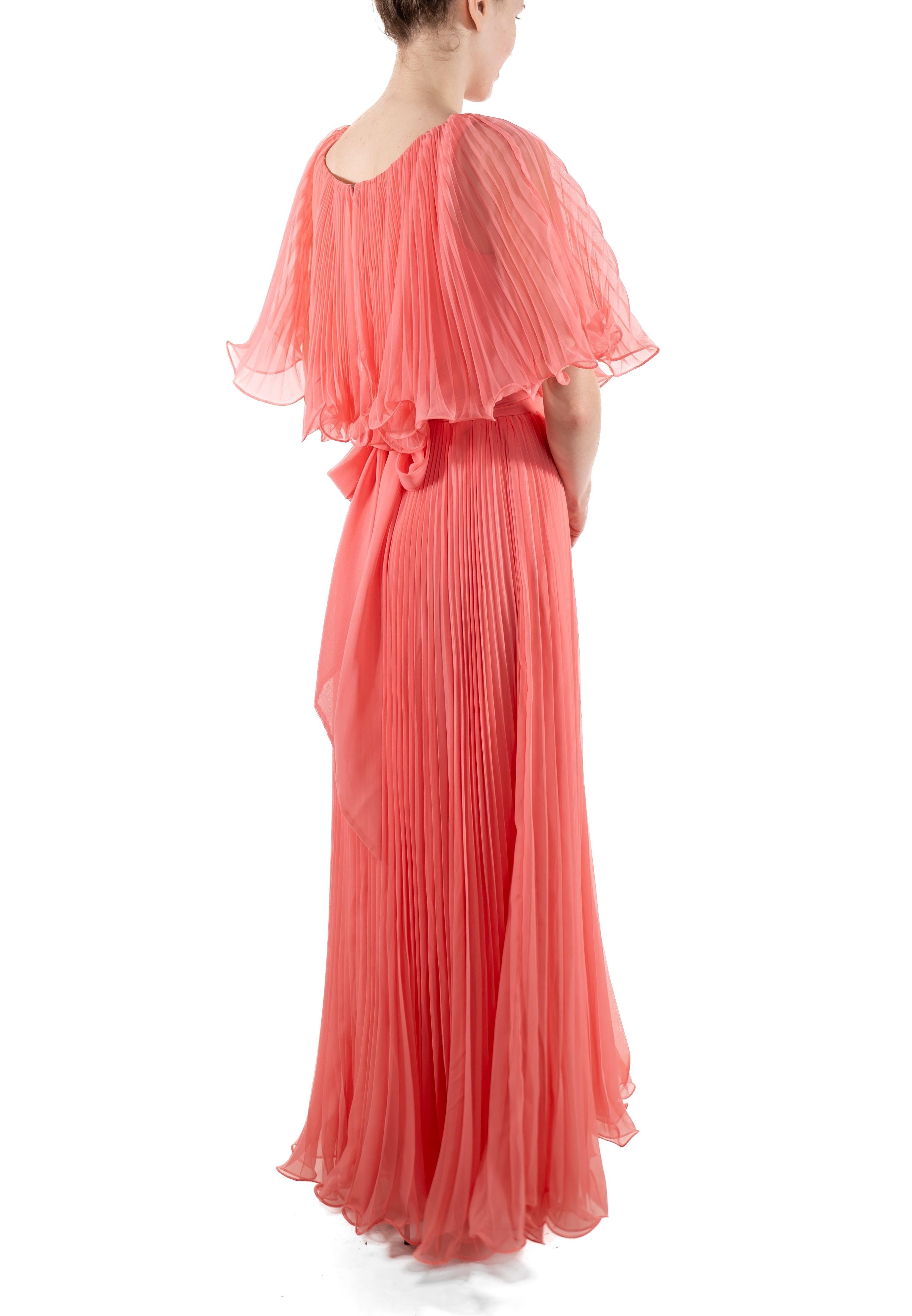 1970er Jahre Lachsrosa Polyester Plissee-Rüschen-Kleid im Angebot 4