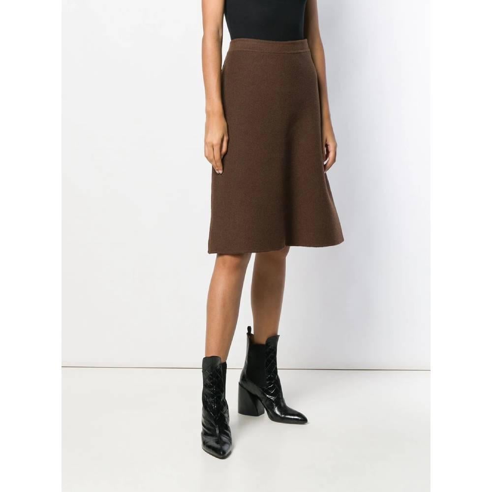 Salvatore Ferragamo brown wool skirt. Flared model with a high waist. Side closure with hooks and zip.

The product has a slight sign of wear near the closure as shown in the photo.

Years: 70s

Made in Italy

Size: 44 IT

Flat measurements

Lenght:
