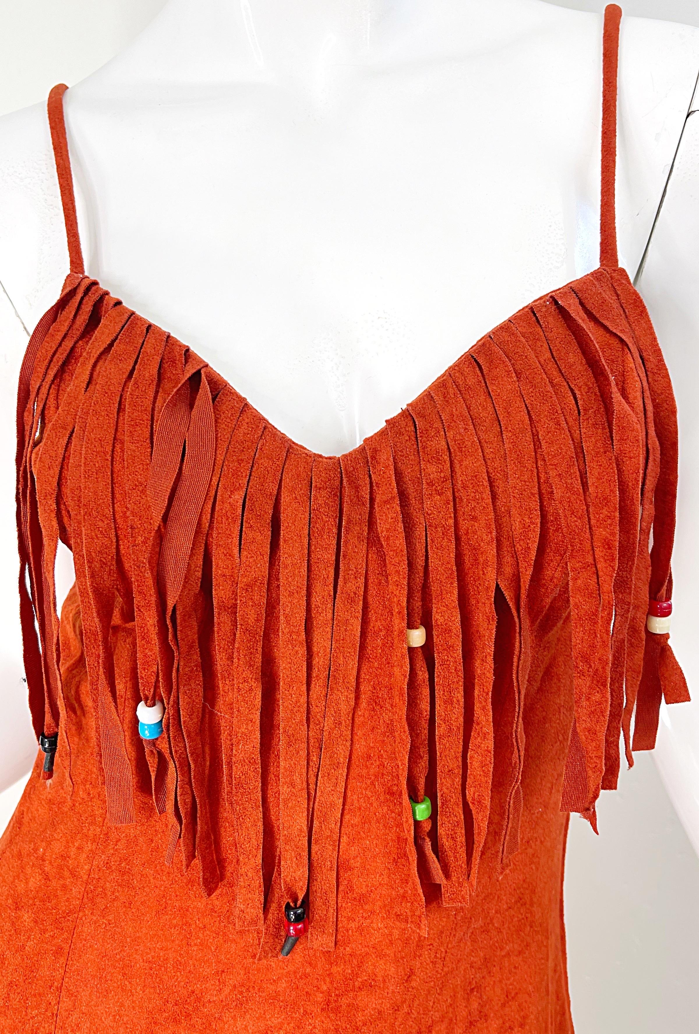 1970er Samir Rust Brown Faux Suede Beaded Fringed Boho Vintage 70s Dress (Rot) im Angebot