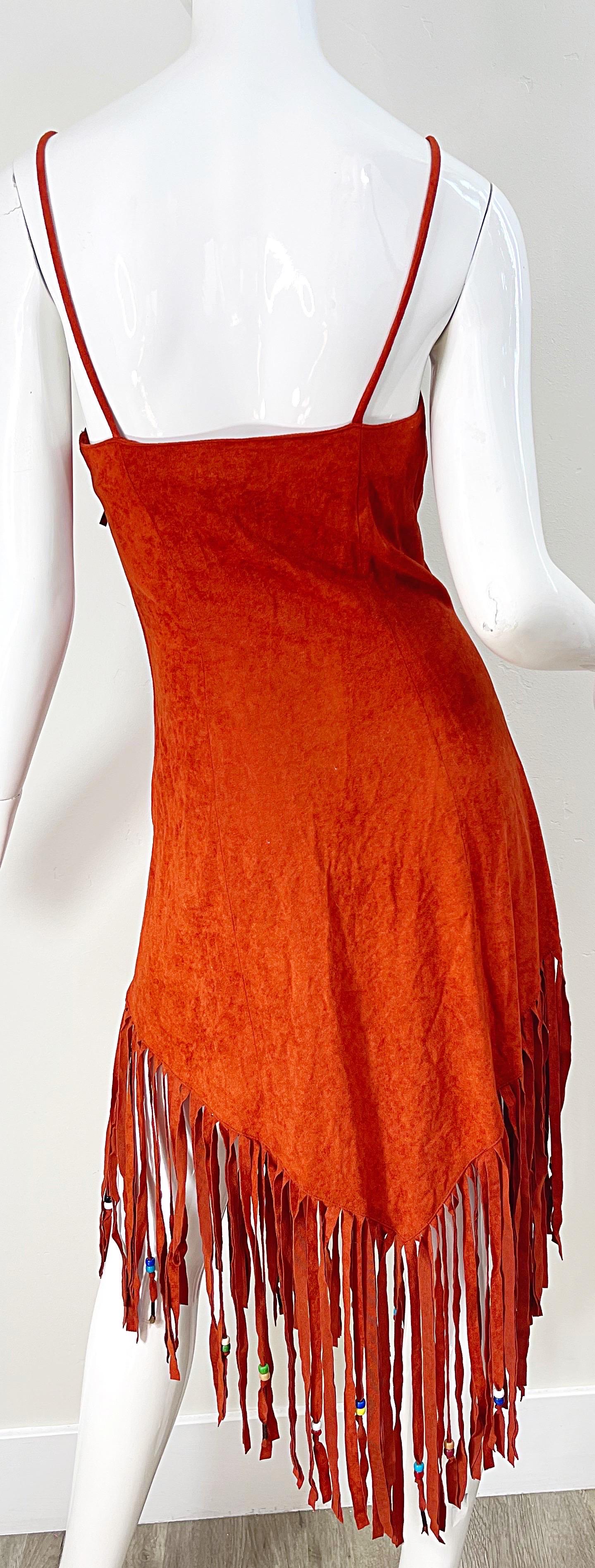 1970er Samir Rust Brown Faux Suede Beaded Fringed Boho Vintage 70s Dress im Zustand „Hervorragend“ im Angebot in San Diego, CA
