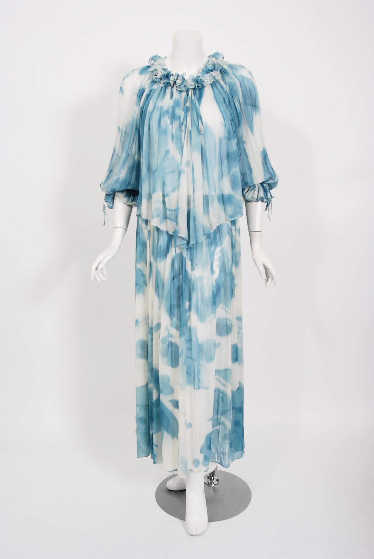Bleu Sant'Angelo - Robe en mousseline de soie bleue à imprimé nuages et chemisier à épaules dénudées, années 1970 en vente