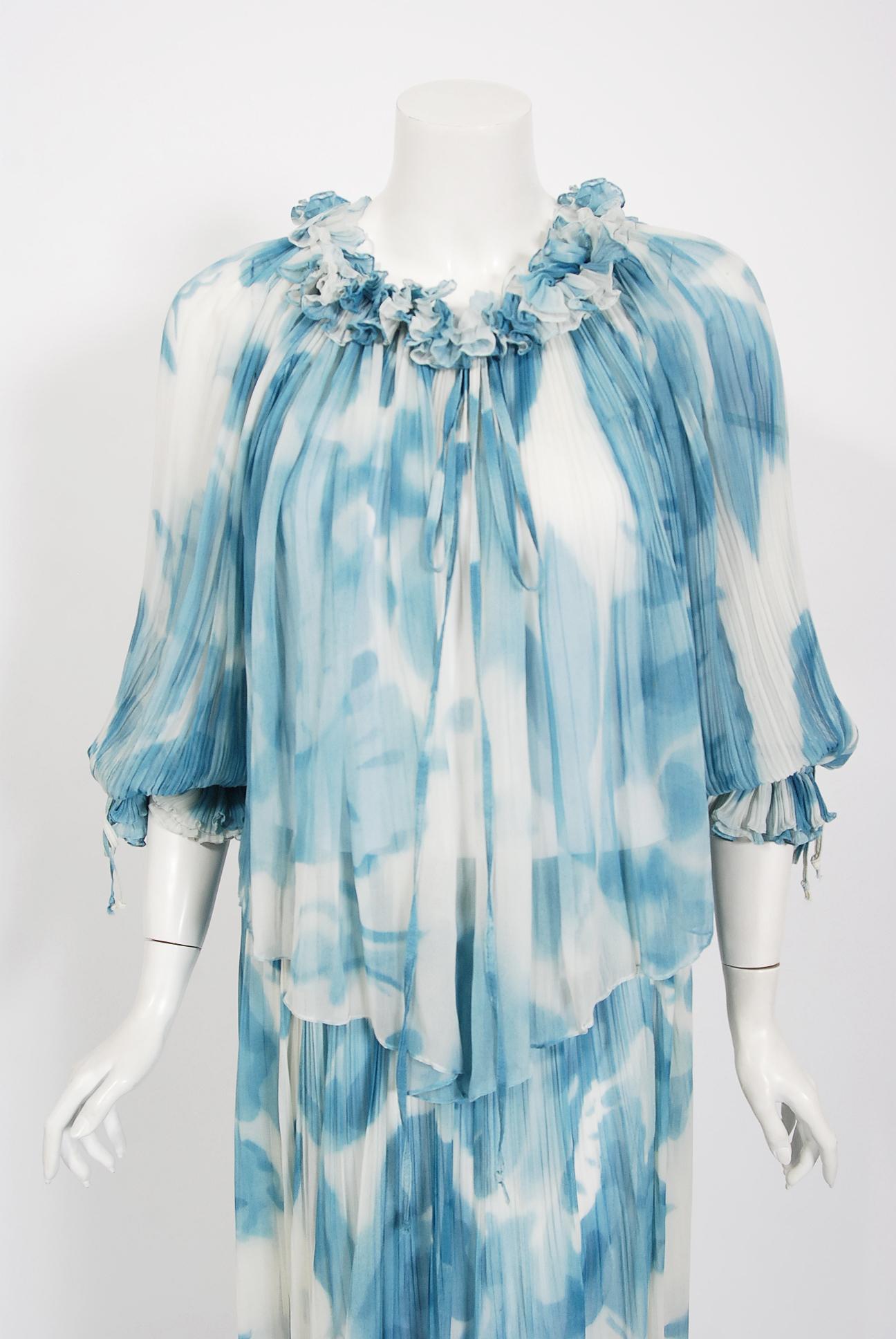 Sant'Angelo - Robe en mousseline de soie bleue à imprimé nuages et chemisier à épaules dénudées, années 1970 Bon état - En vente à Beverly Hills, CA