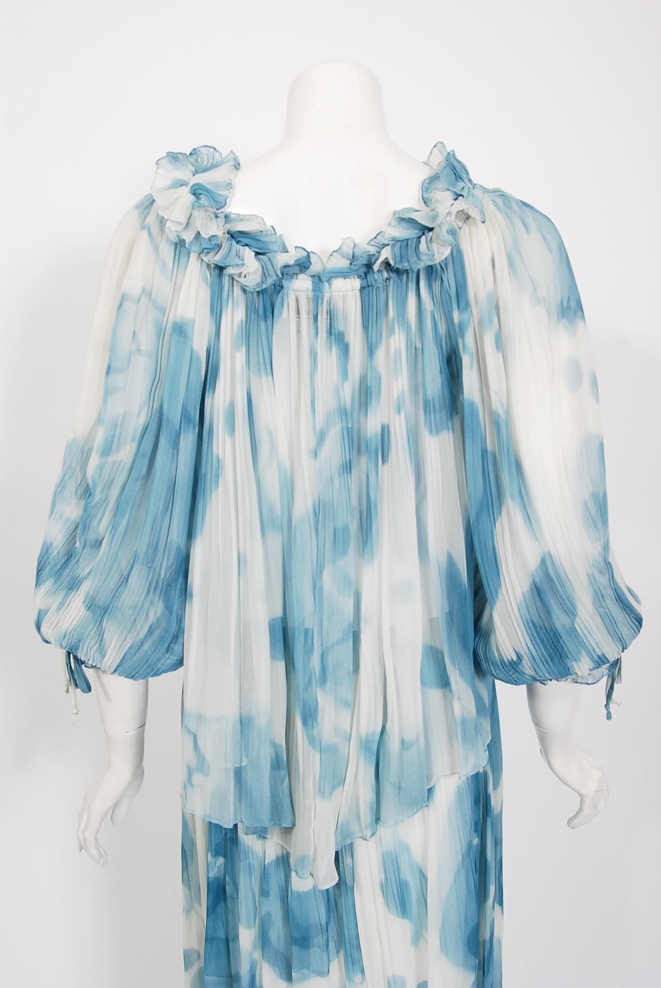 Sant'Angelo - Robe en mousseline de soie bleue à imprimé nuages et chemisier à épaules dénudées, années 1970 en vente 2