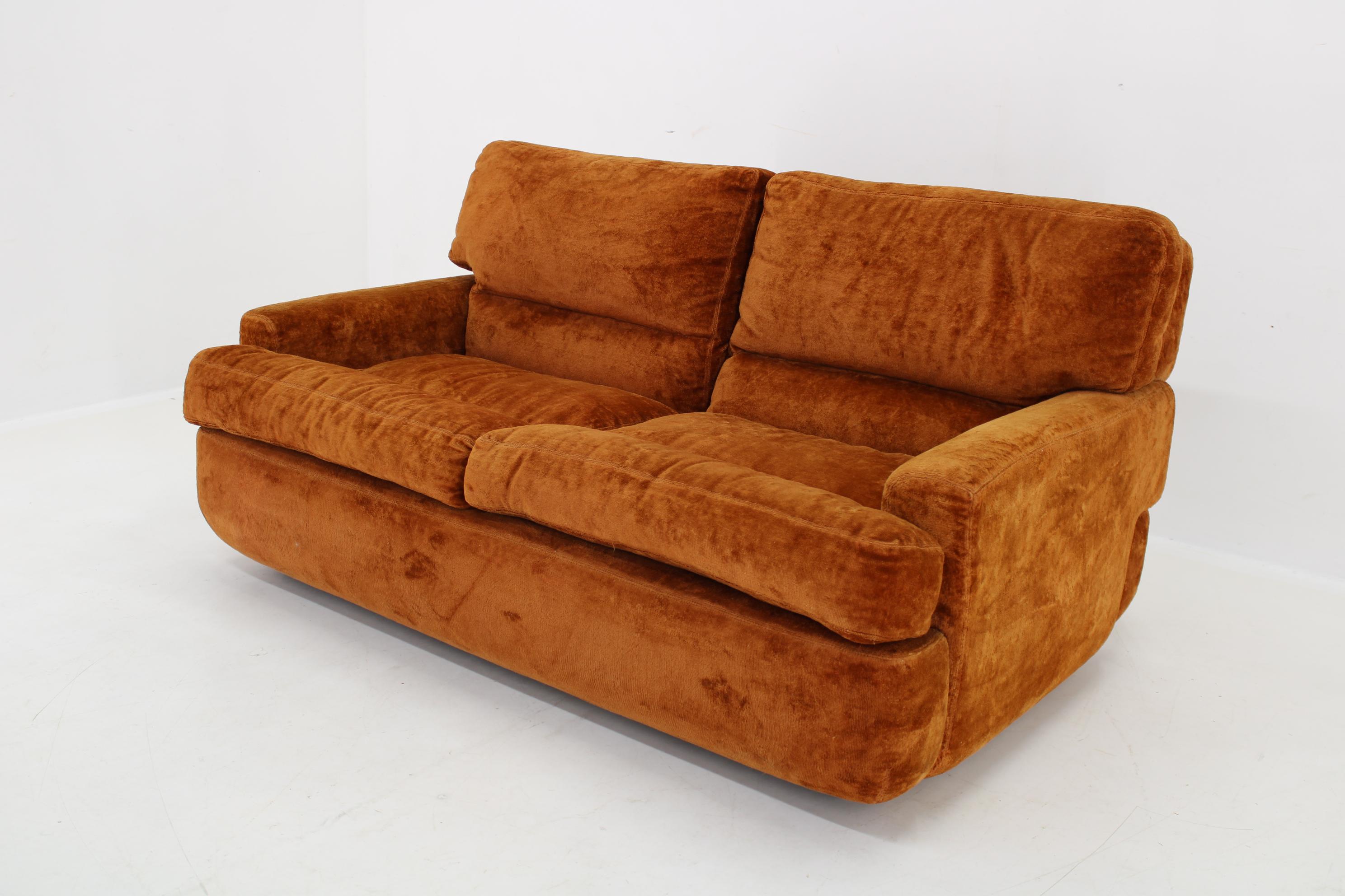 Mid-Century Modern 1970s Saporiti 2-Seater Sofa in Velvet, Italy 