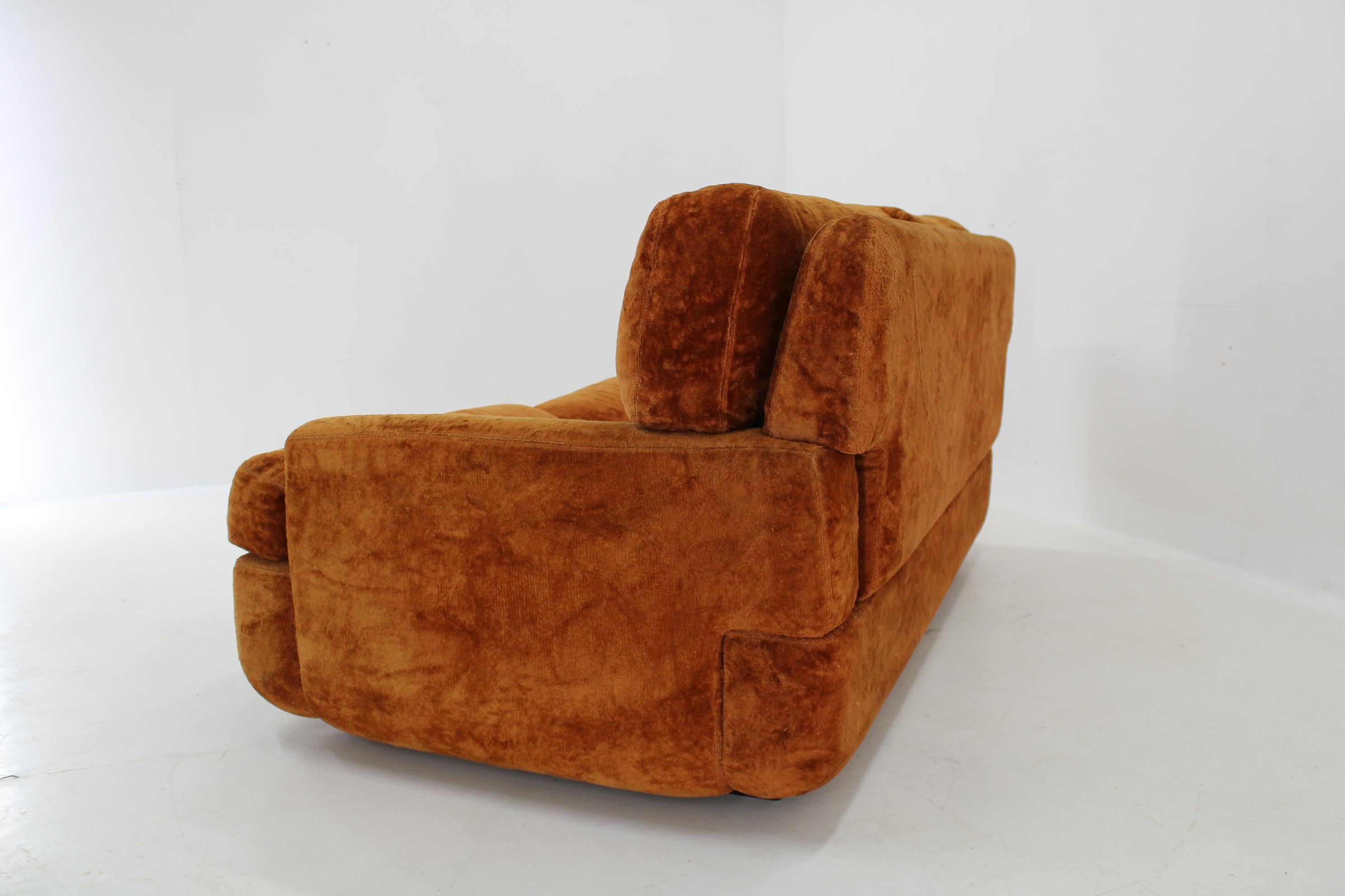 Late 20th Century 1970s Saporiti 2-Seater Sofa in Velvet, Italy 