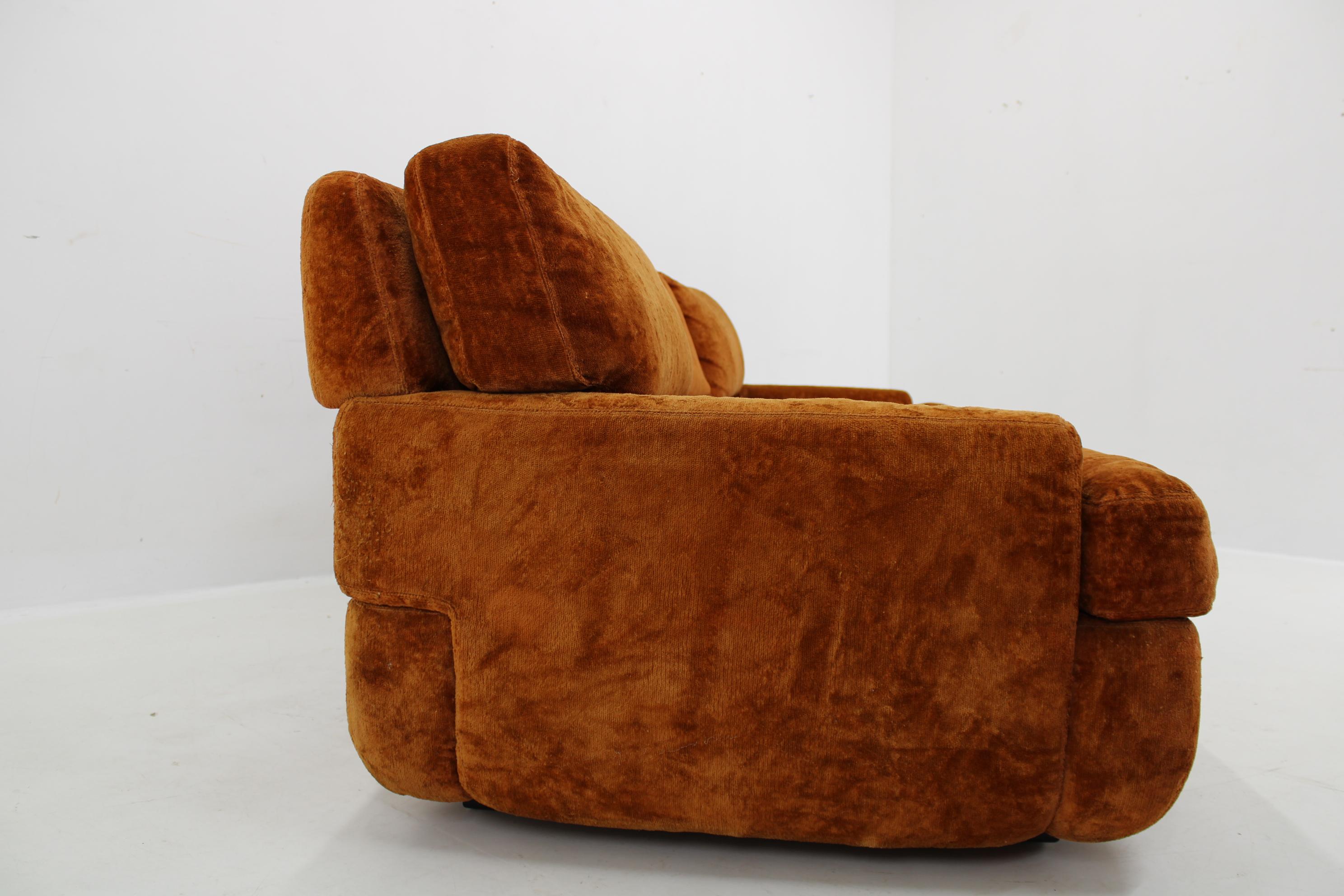 1970er Saporiti 3-Sitzer Sofa aus Samt, Italien im Angebot 4