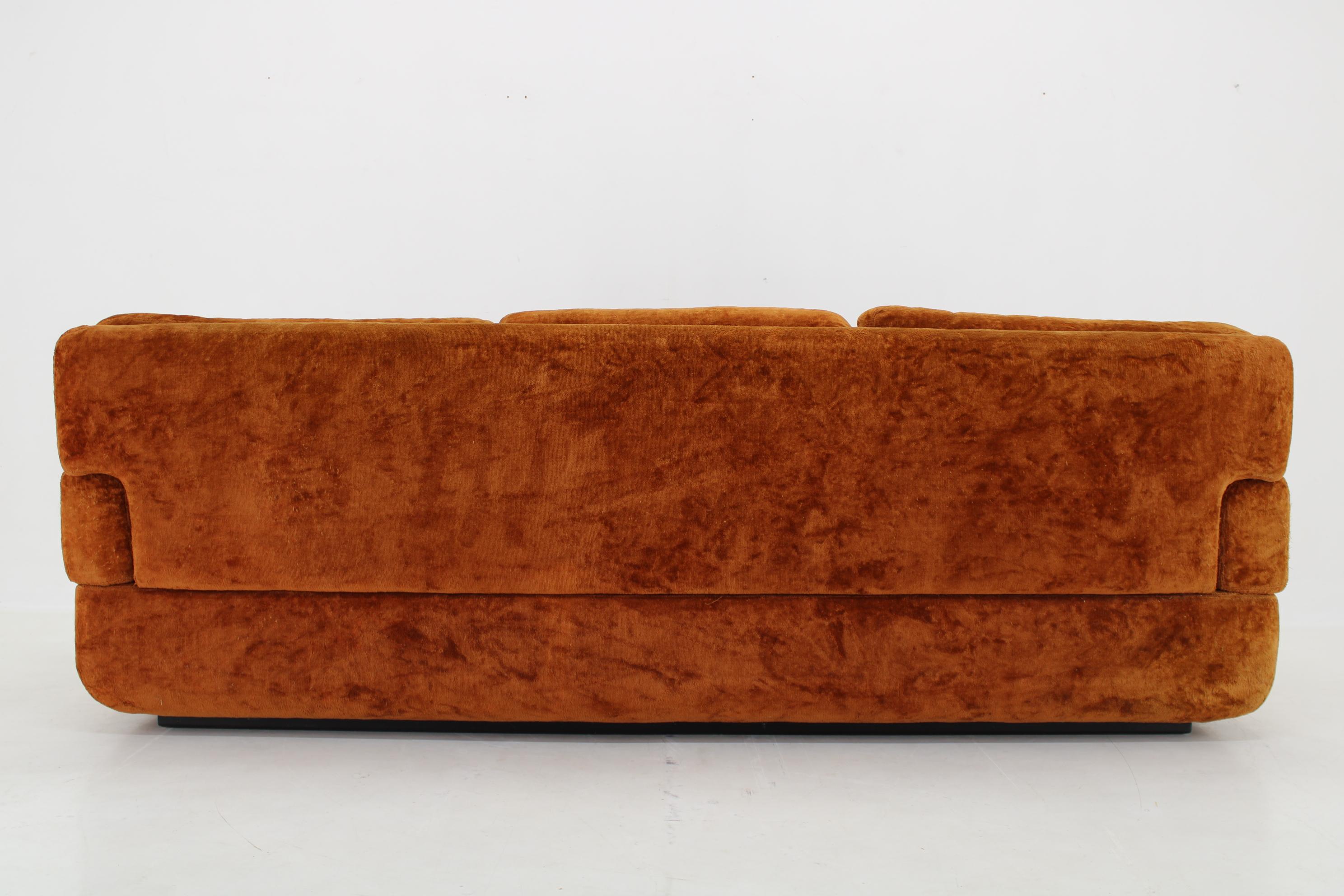 1970s Saporiti 3-Seater Sofa in Velvet, Italy For Sale 6