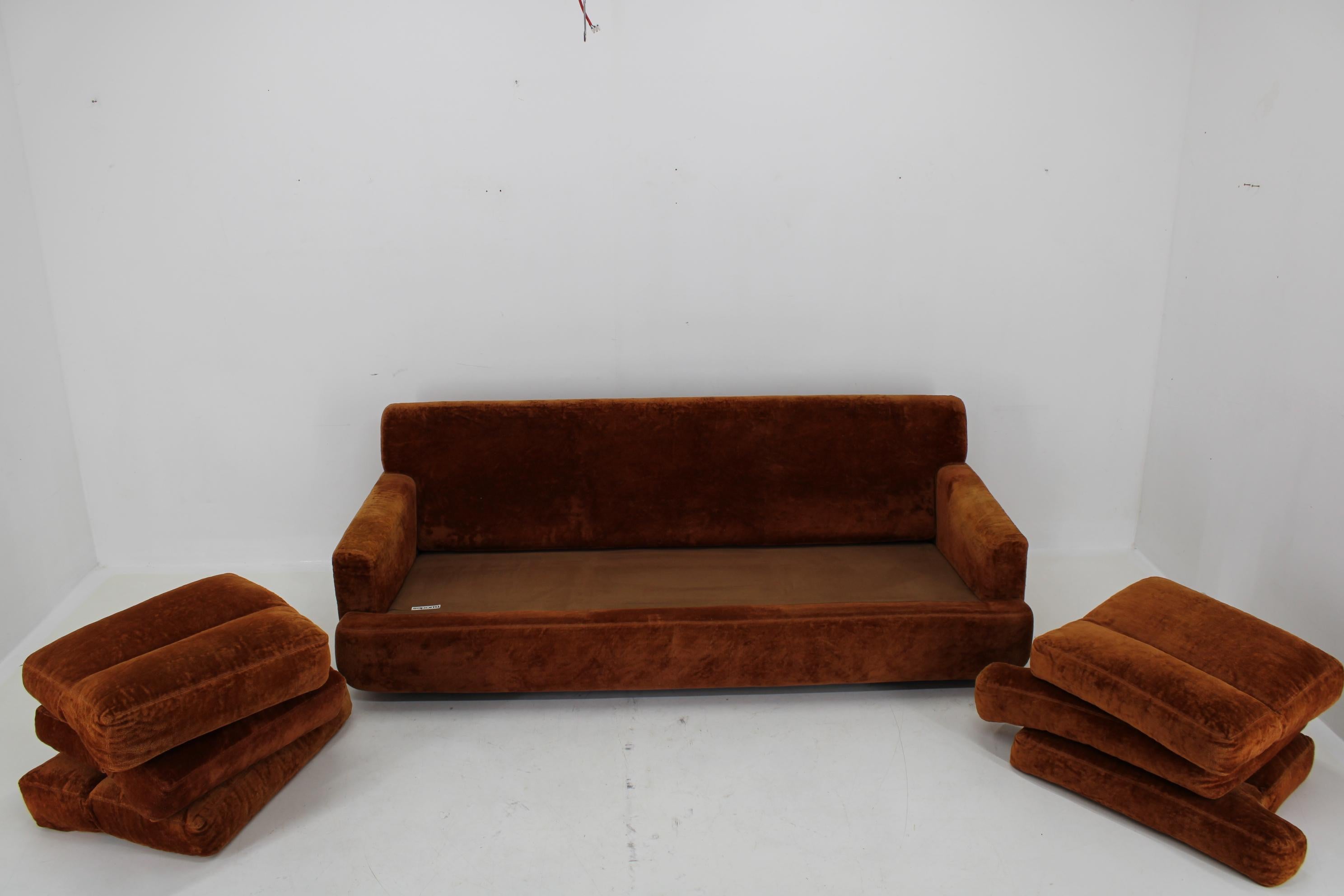 1970s Saporiti 3-Seater Sofa in Velvet, Italy For Sale 8