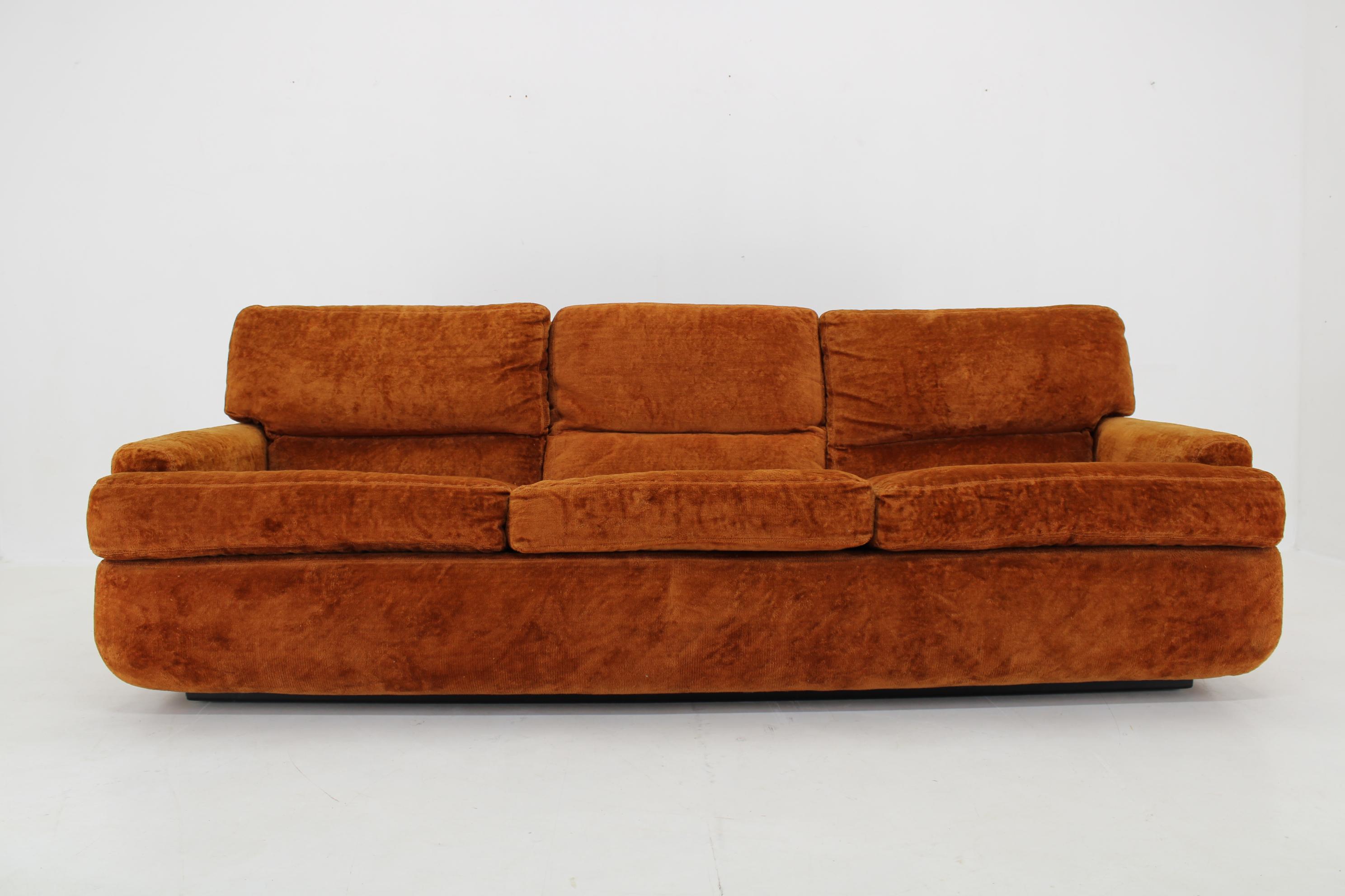 Mid-Century Modern 1970s Saporiti 3-Seater Sofa in Velvet, Italy For Sale