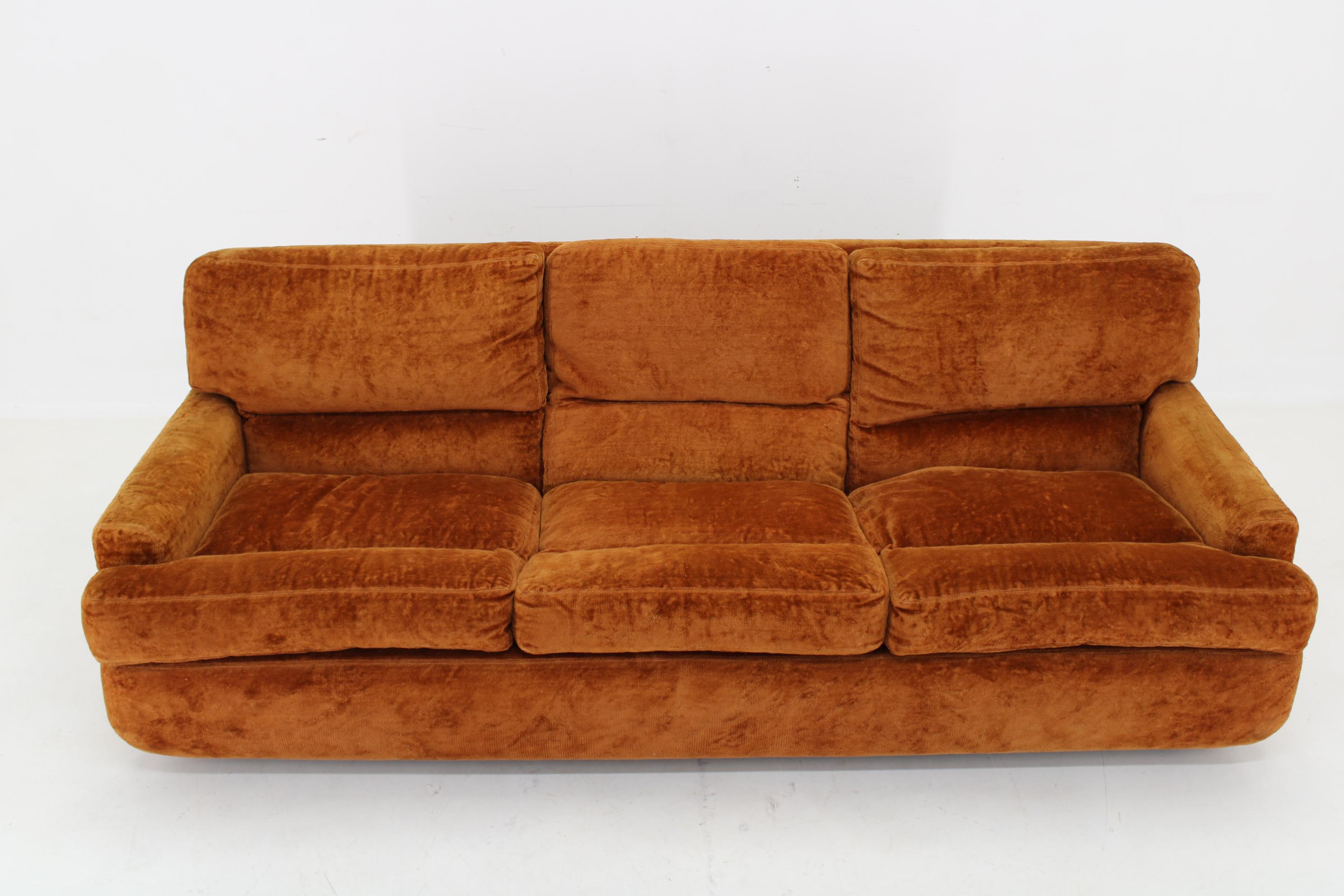 Italian 1970s Saporiti 3-Seater Sofa in Velvet, Italy For Sale