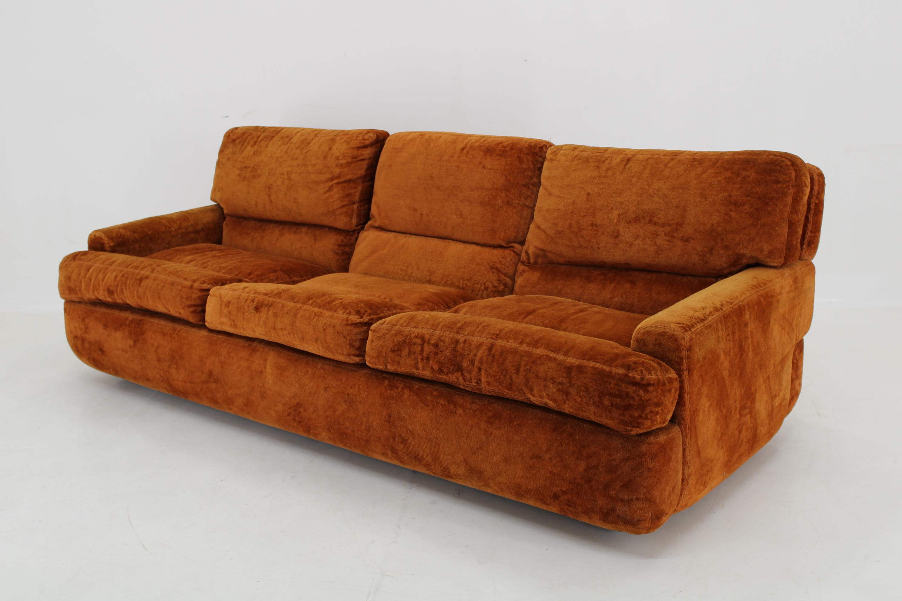 1970er Saporiti 3-Sitzer Sofa aus Samt, Italien im Zustand „Gut“ im Angebot in Praha, CZ