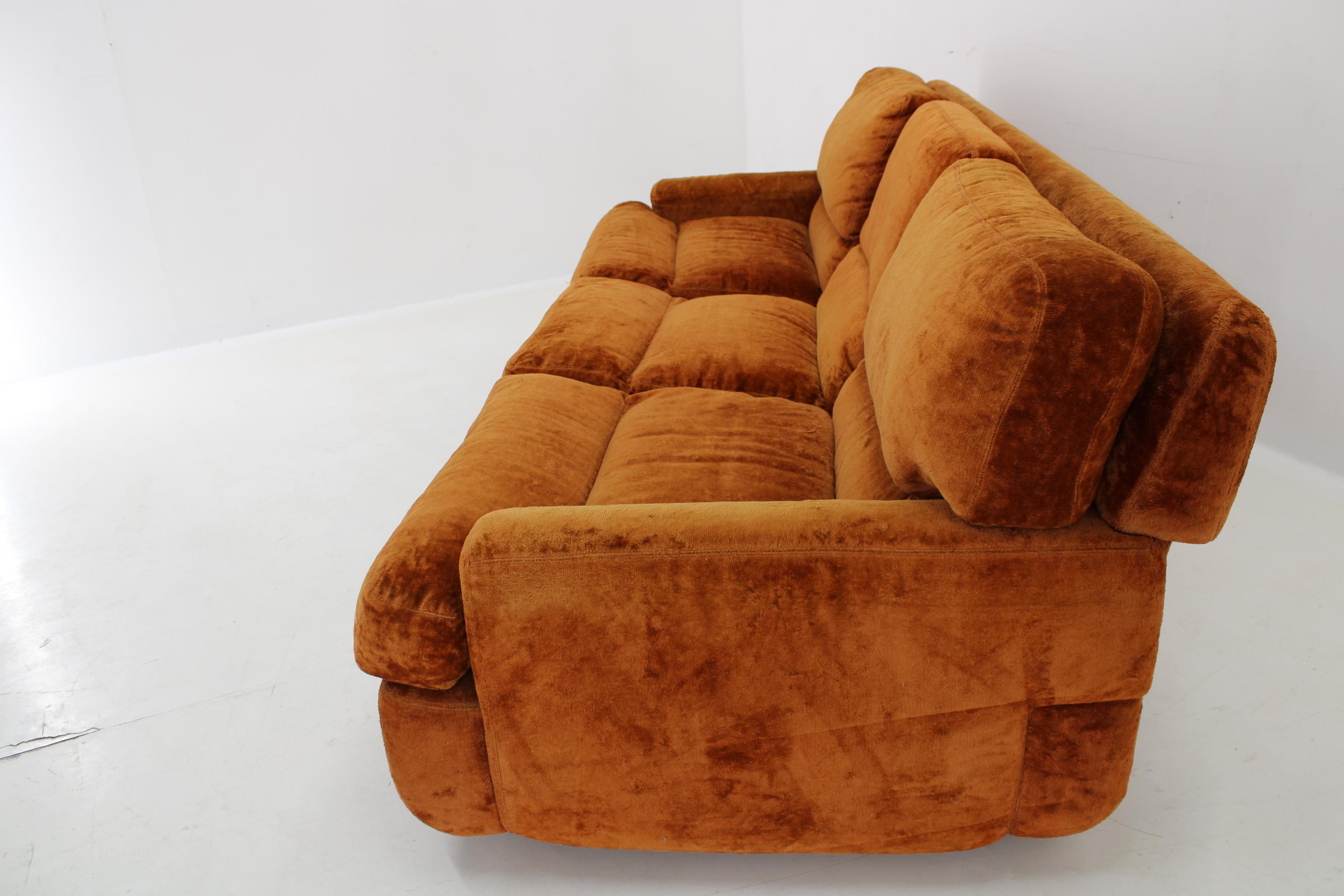 Late 20th Century 1970s Saporiti 3-Seater Sofa in Velvet, Italy For Sale