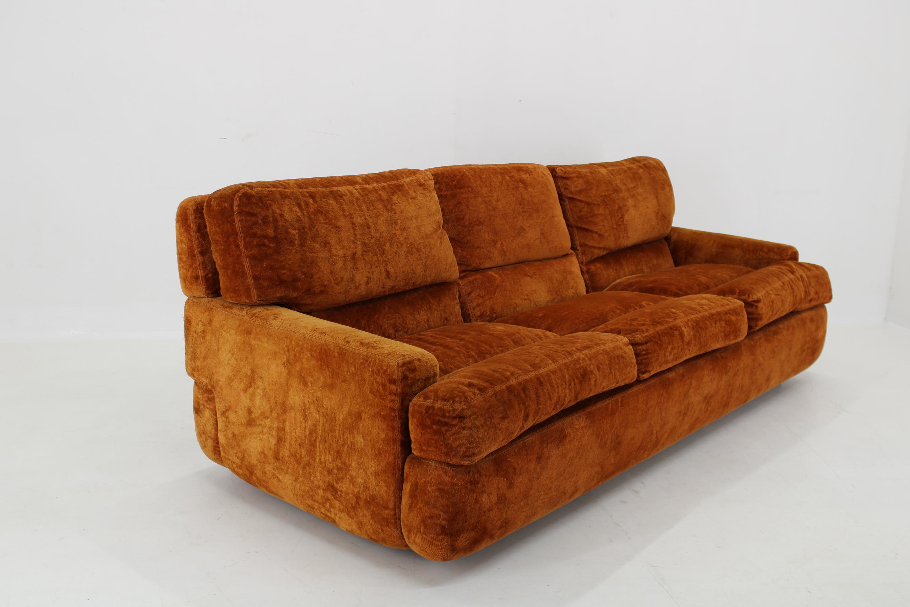 1970s Saporiti 3-Seater Sofa in Velvet, Italy For Sale 2