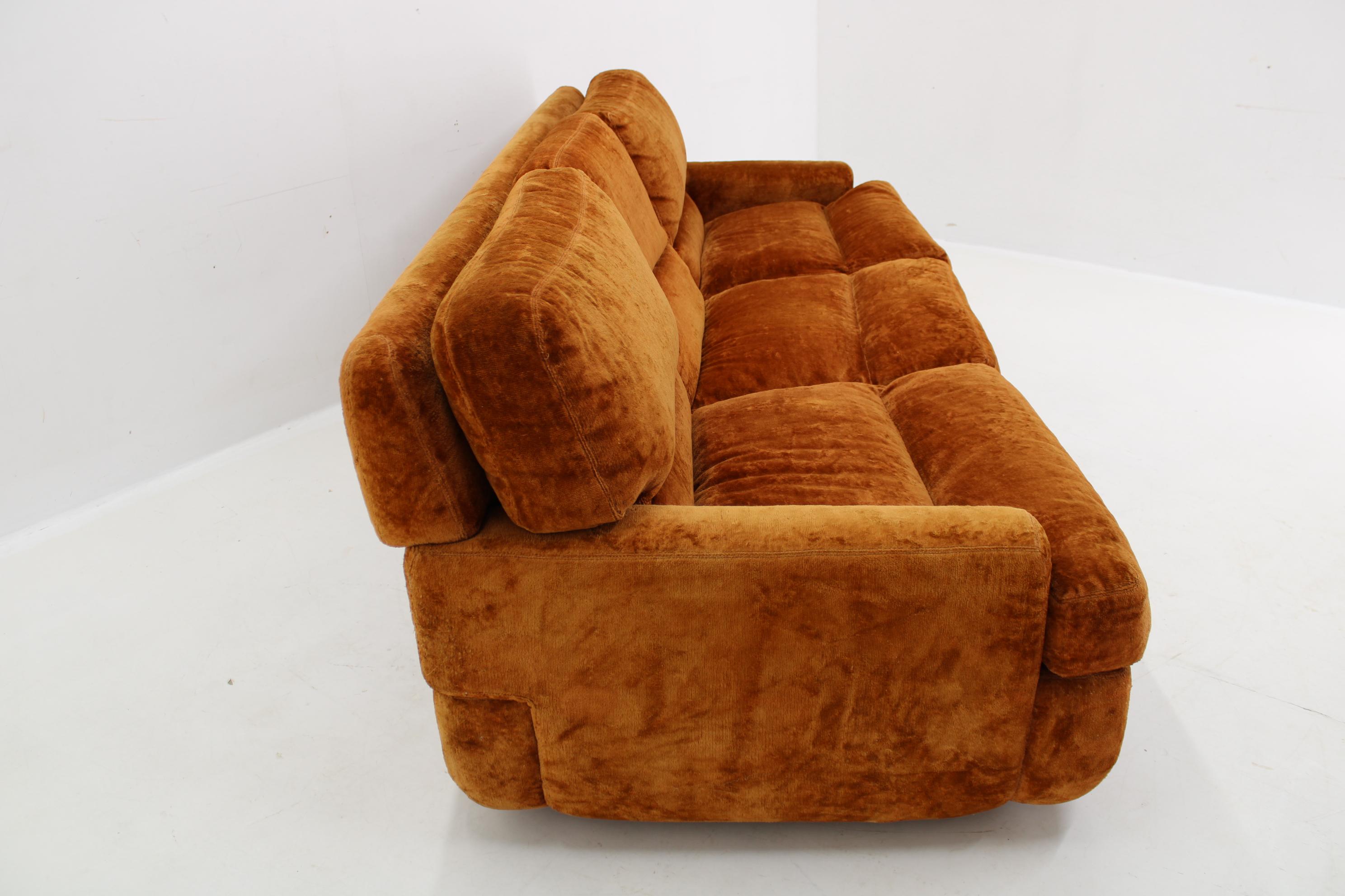 1970s Saporiti 3-Seater Sofa in Velvet, Italy For Sale 3