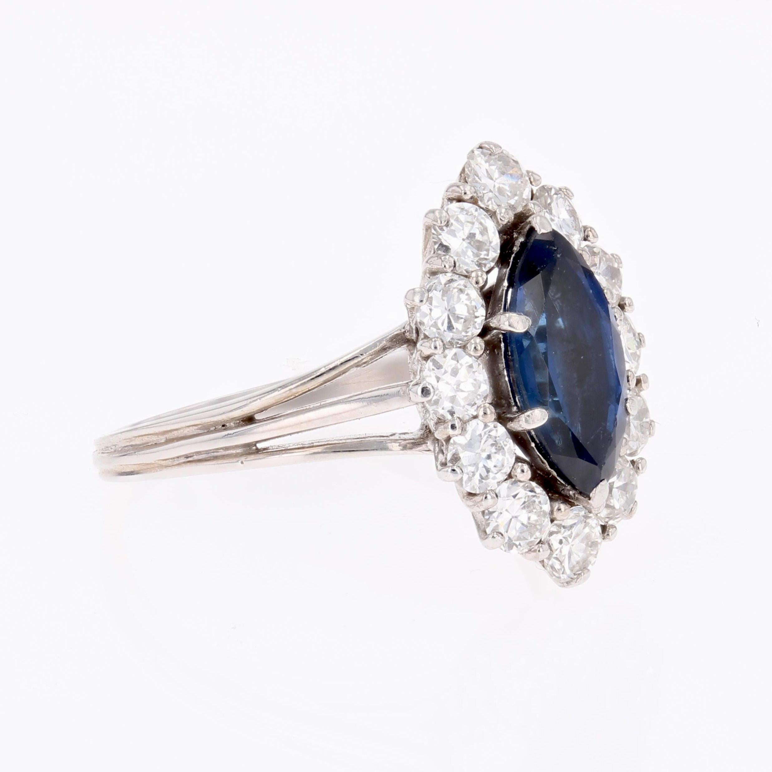 Anillo marquesa de oro blanco de 18 quilates con zafiro y diamantes de los años 70 en venta 4