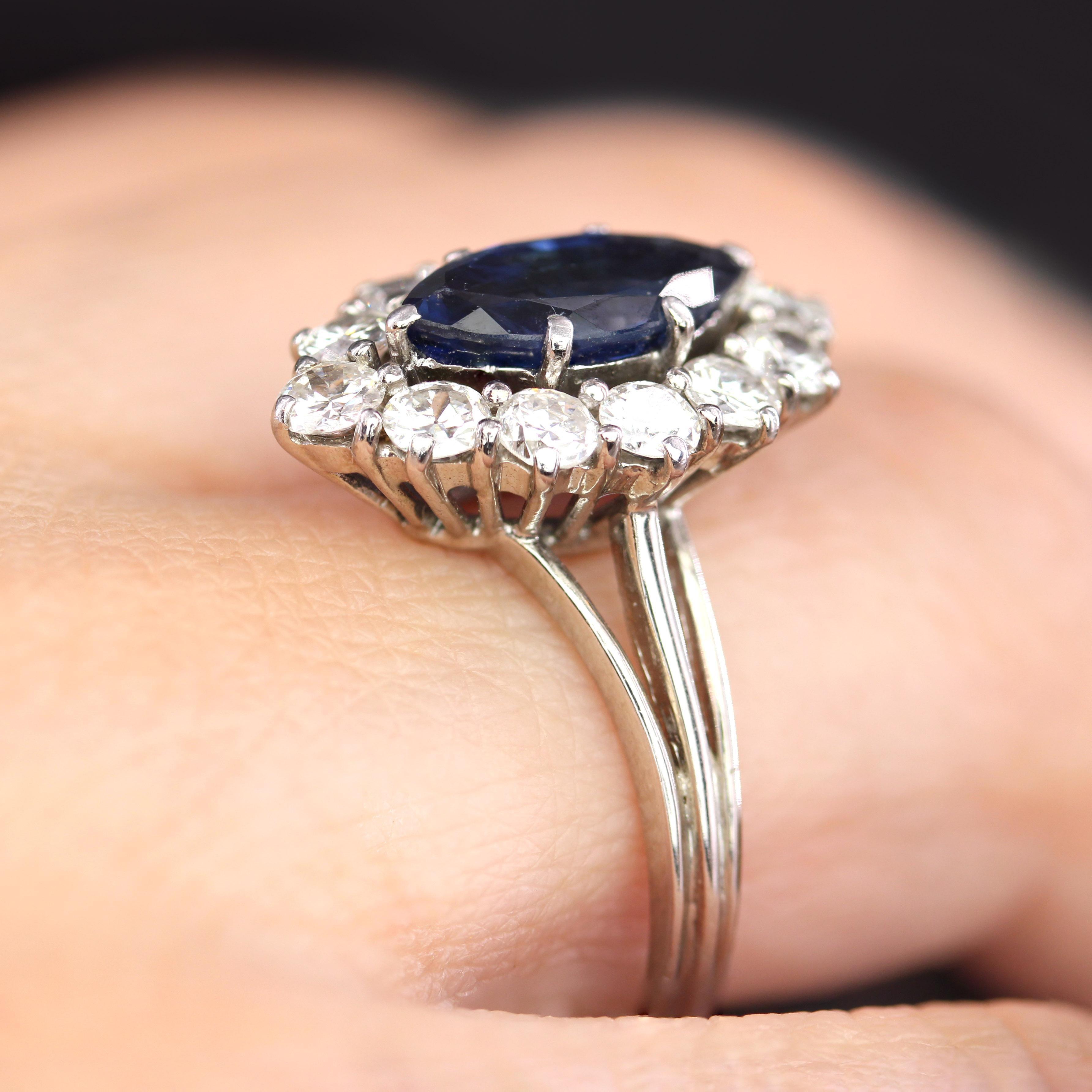 Anillo marquesa de oro blanco de 18 quilates con zafiro y diamantes de los años 70 en venta 7