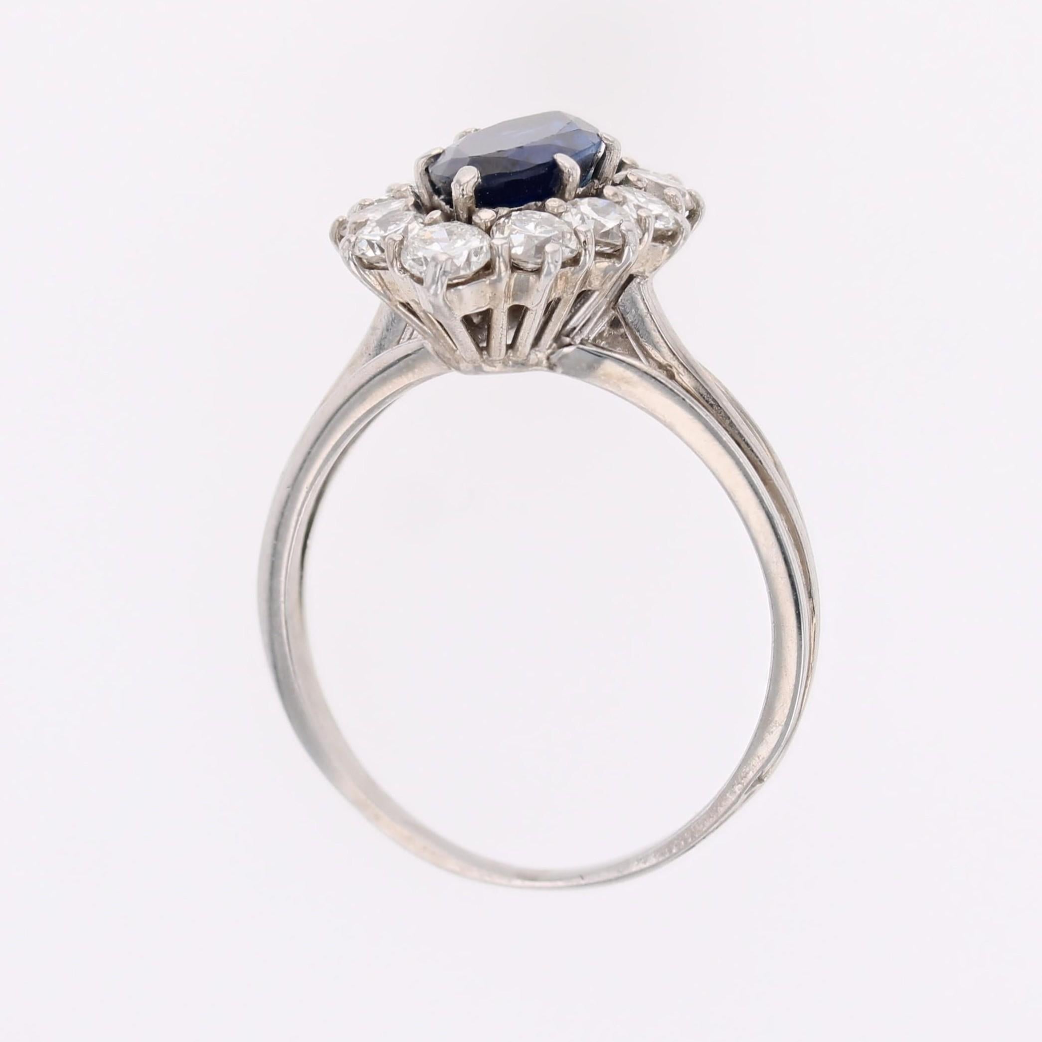 Anillo marquesa de oro blanco de 18 quilates con zafiro y diamantes de los años 70 en venta 8