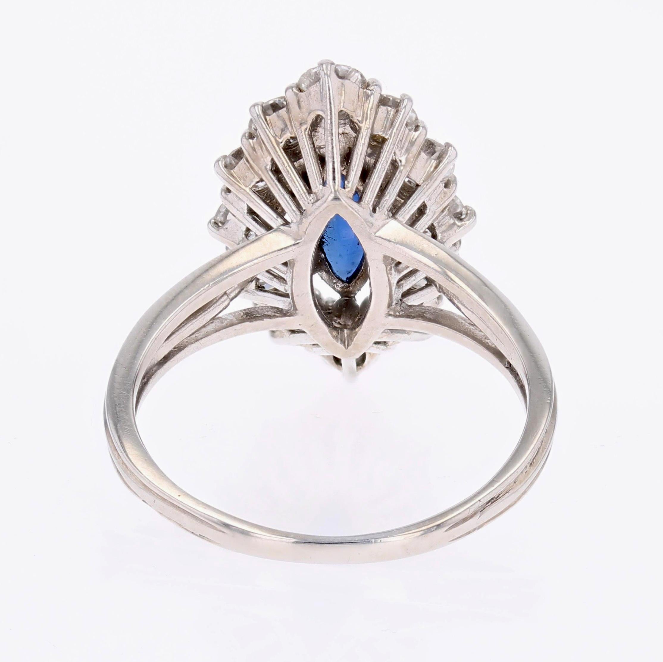Anillo marquesa de oro blanco de 18 quilates con zafiro y diamantes de los años 70 en venta 9