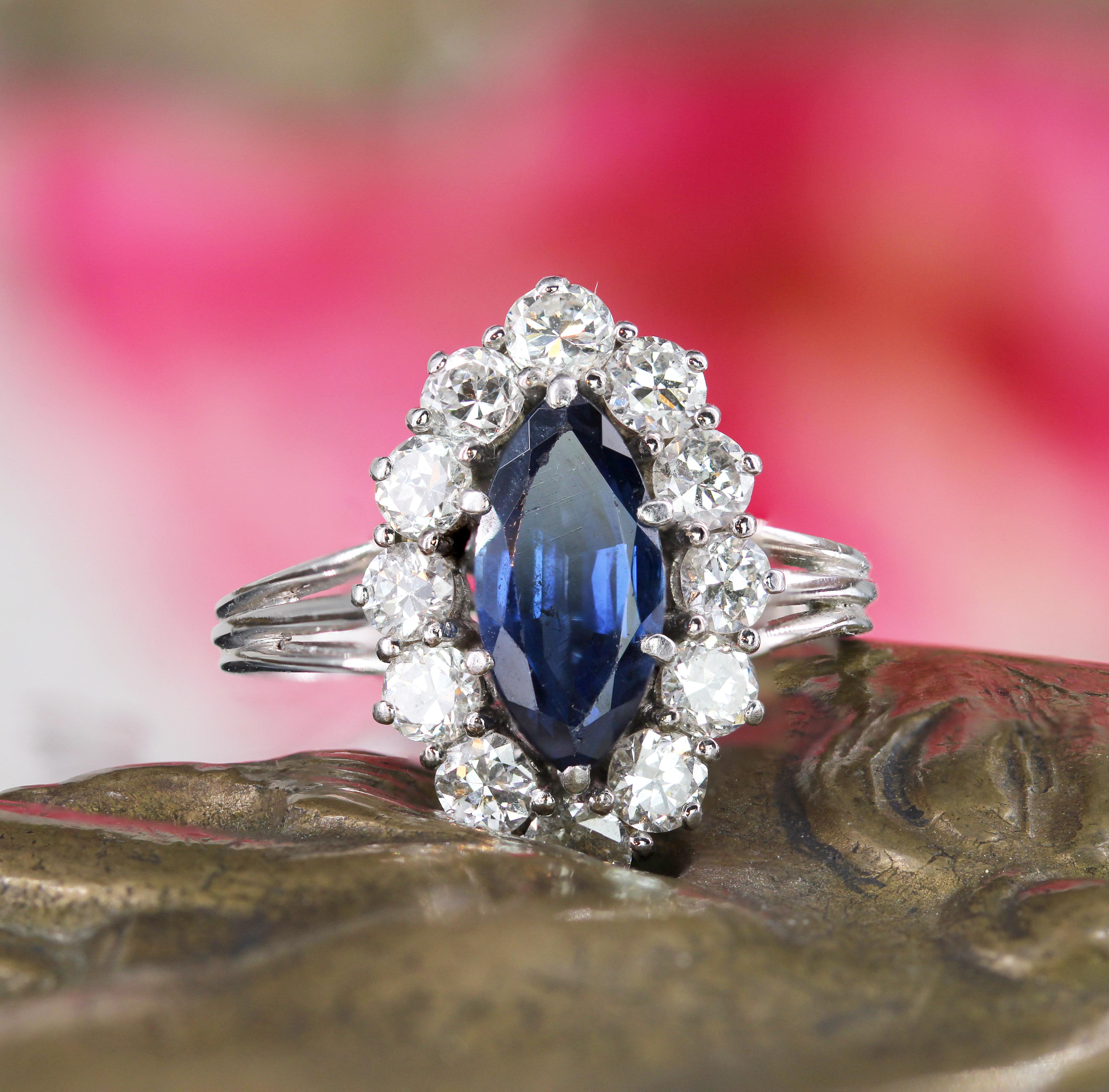 Anillo marquesa de oro blanco de 18 quilates con zafiro y diamantes de los años 70 Retro en venta