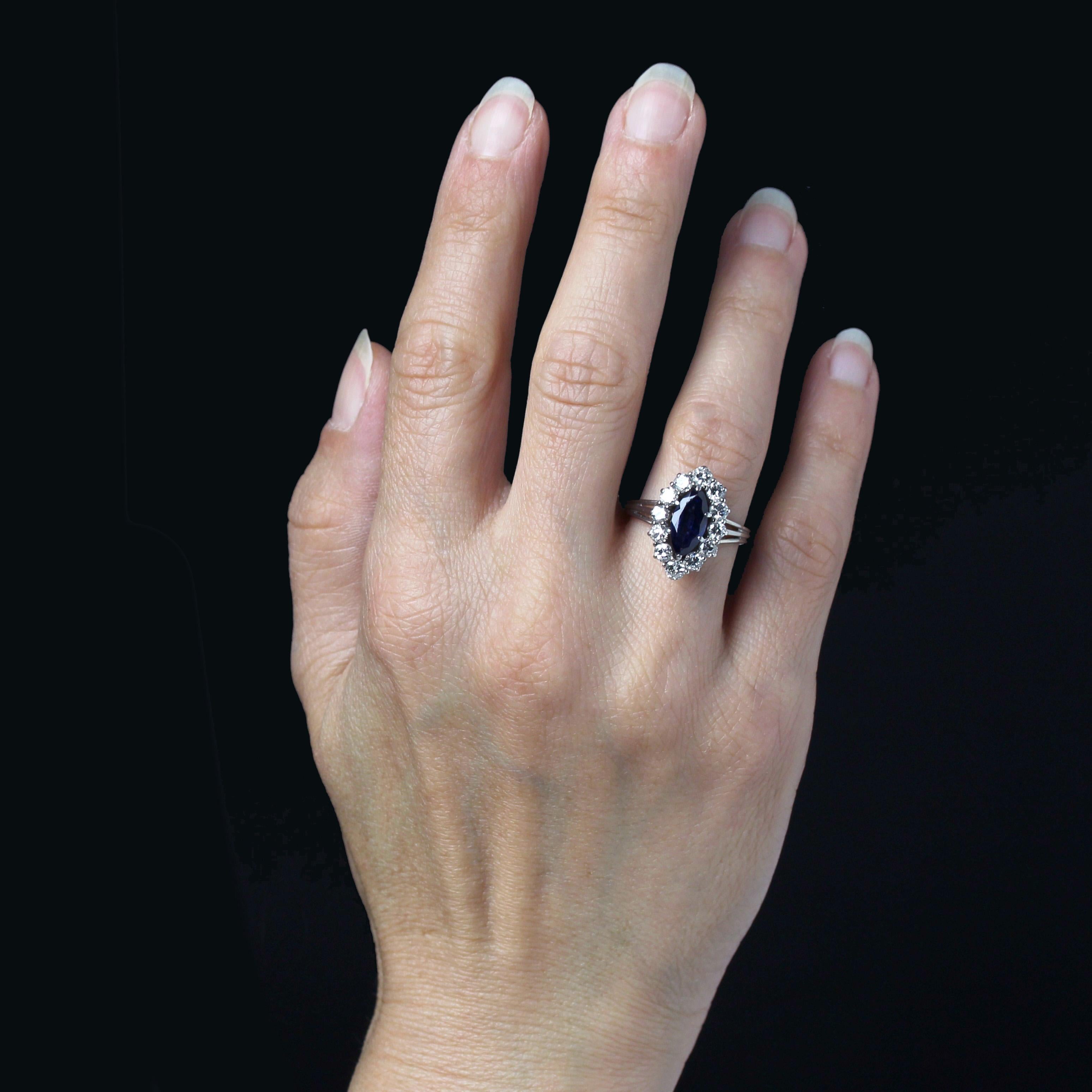 Anillo marquesa de oro blanco de 18 quilates con zafiro y diamantes de los años 70 Corte marquesa en venta