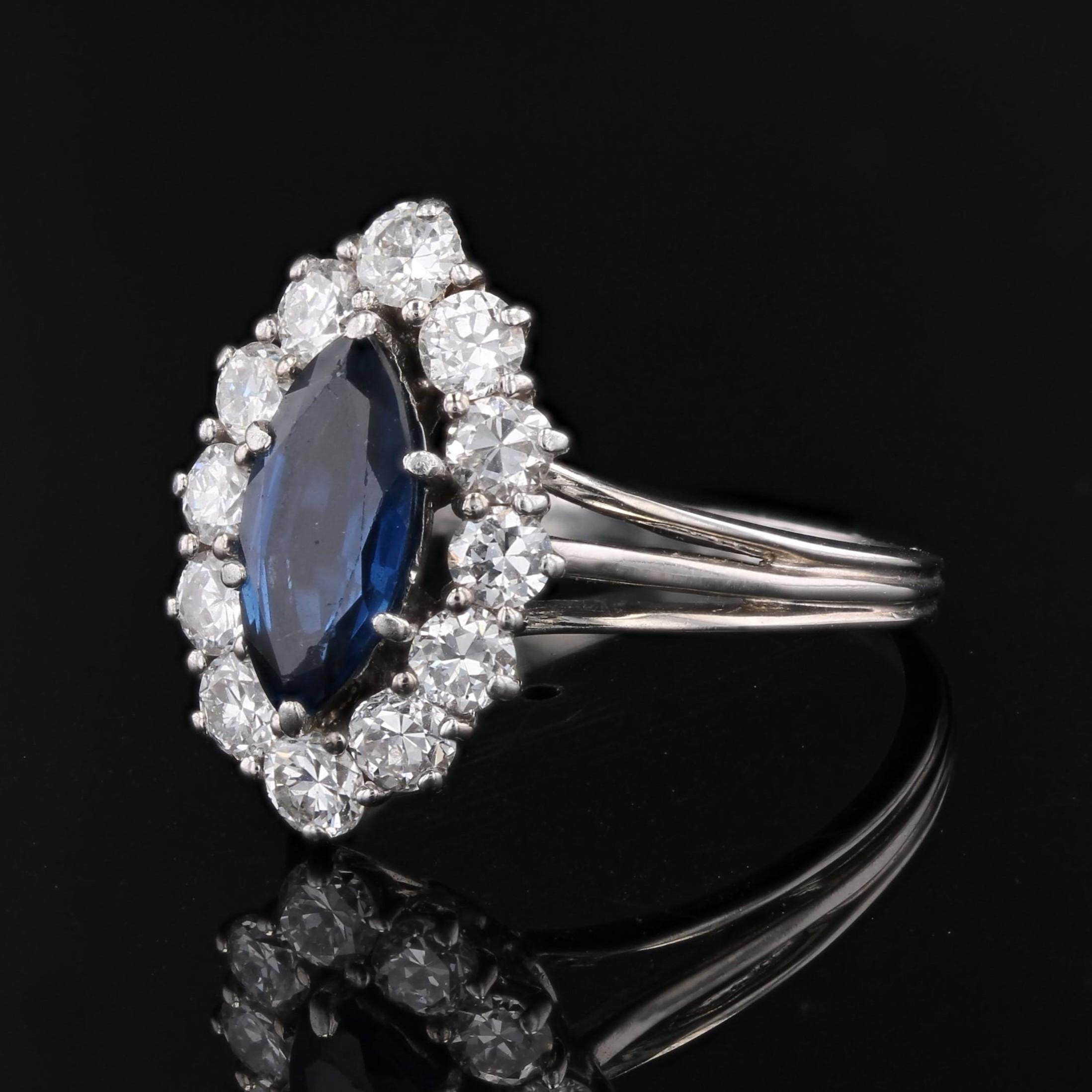 Anillo marquesa de oro blanco de 18 quilates con zafiro y diamantes de los años 70 en venta 1
