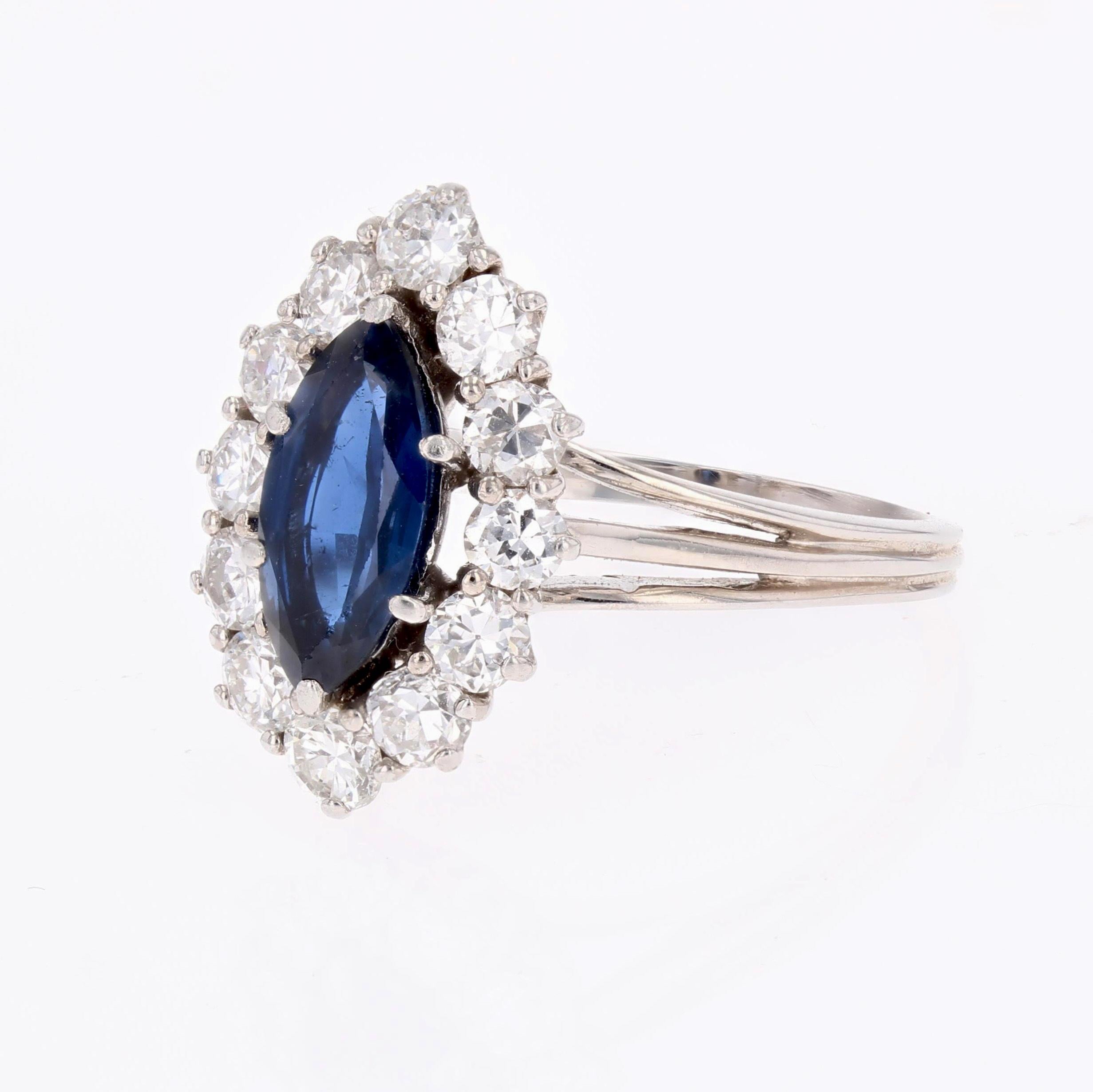 Anillo marquesa de oro blanco de 18 quilates con zafiro y diamantes de los años 70 en venta 2
