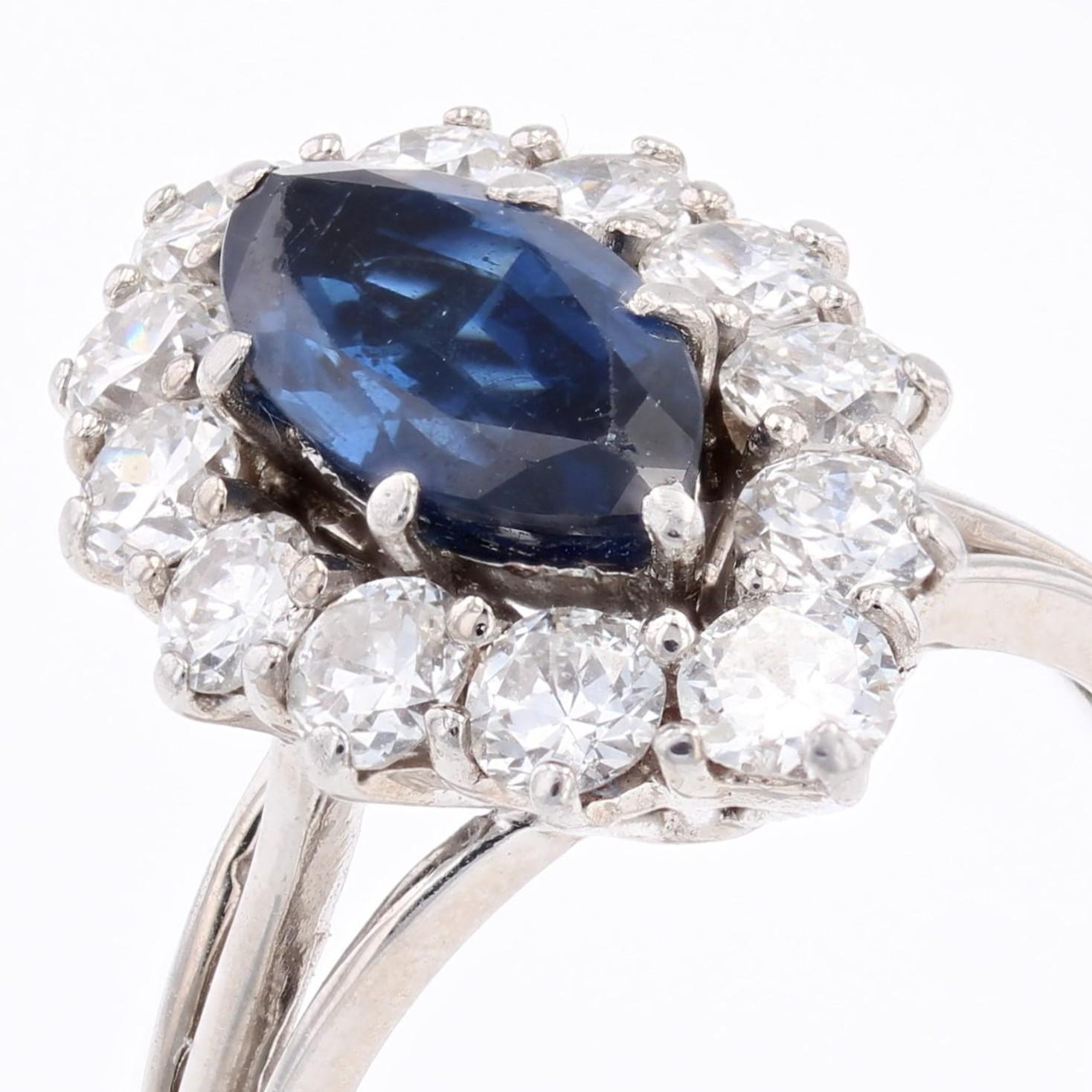 Anillo marquesa de oro blanco de 18 quilates con zafiro y diamantes de los años 70 en venta 3