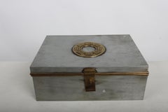 1970er Jahre Sarreid Ltd. Italienische Schatulle aus Aluminium und Messing mit Deckel und I-Ching-Bagua-Motiv
