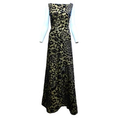 SCAASI Poiret de terciopelo negro y dorado de los años 70  Vestido estampado inspirado