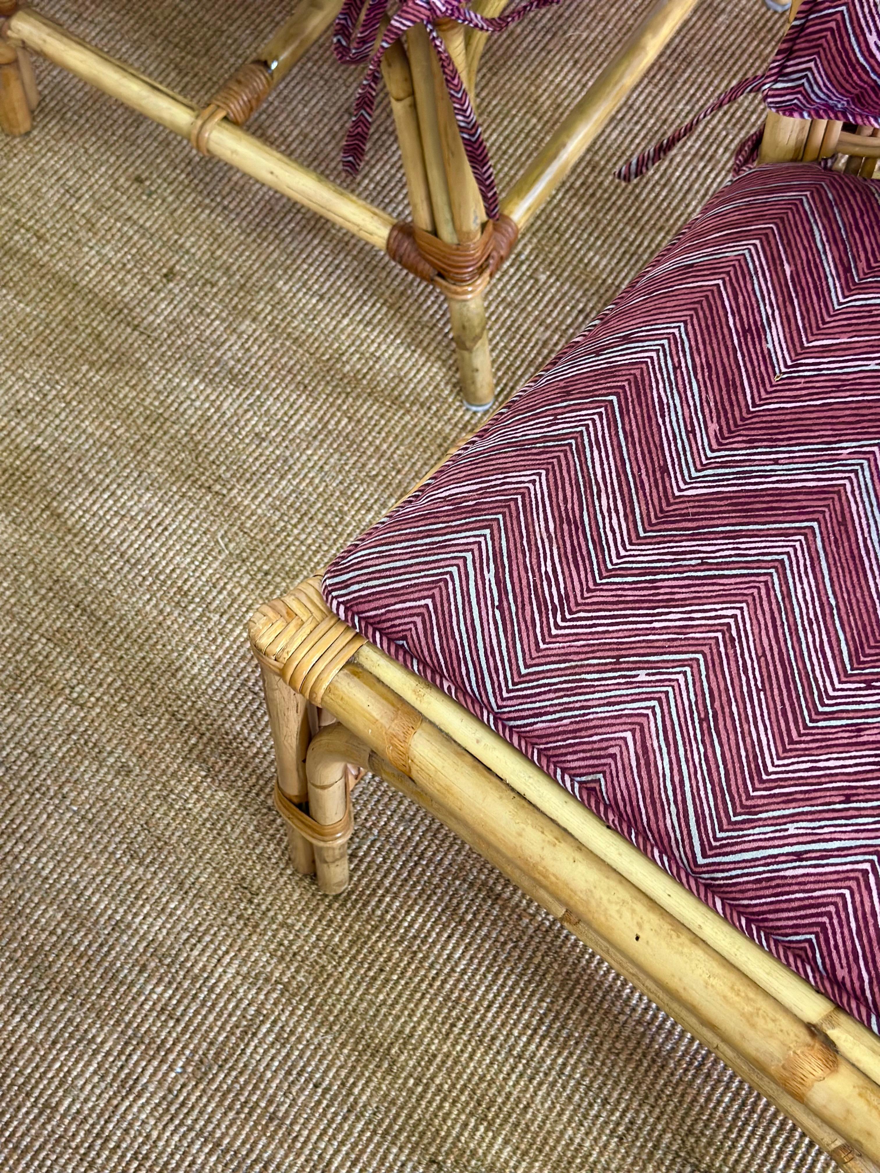Sedie da pranzo in rattan e bambù smerlato degli anni '70 con cuscini Chevron - Set di 6 in vendita 3