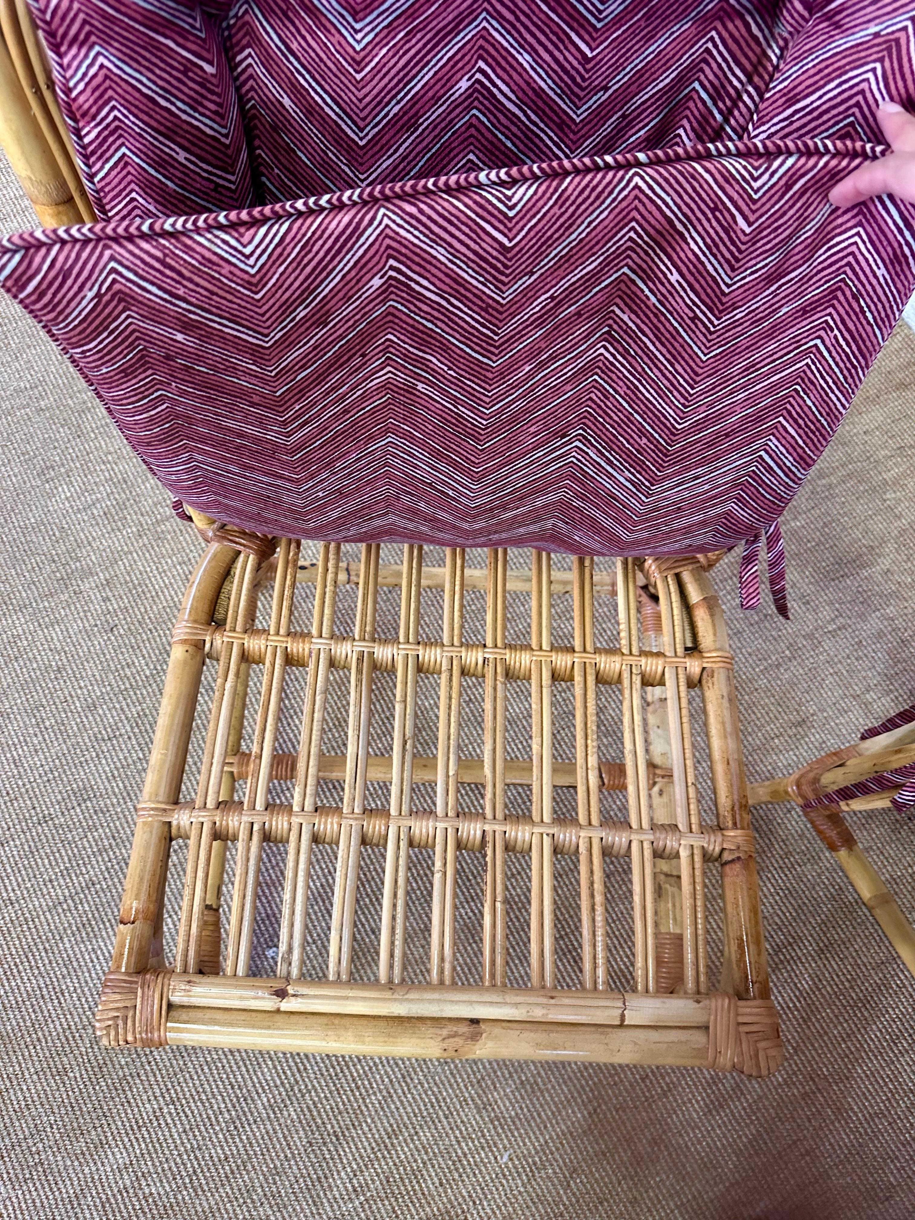 Sedie da pranzo in rattan e bambù smerlato degli anni '70 con cuscini Chevron - Set di 6 in vendita 4