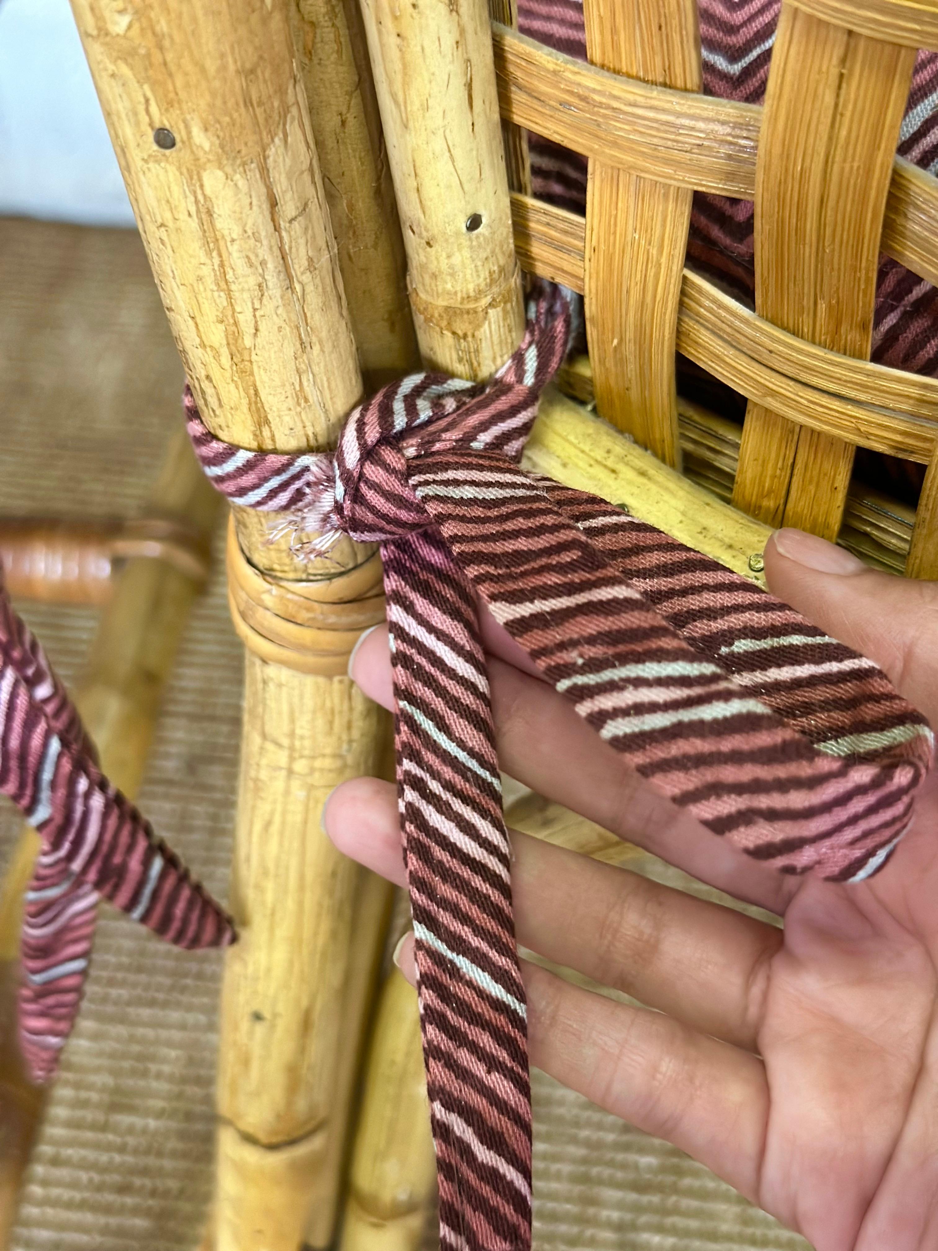 Sedie da pranzo in rattan e bambù smerlato degli anni '70 con cuscini Chevron - Set di 6 in vendita 5