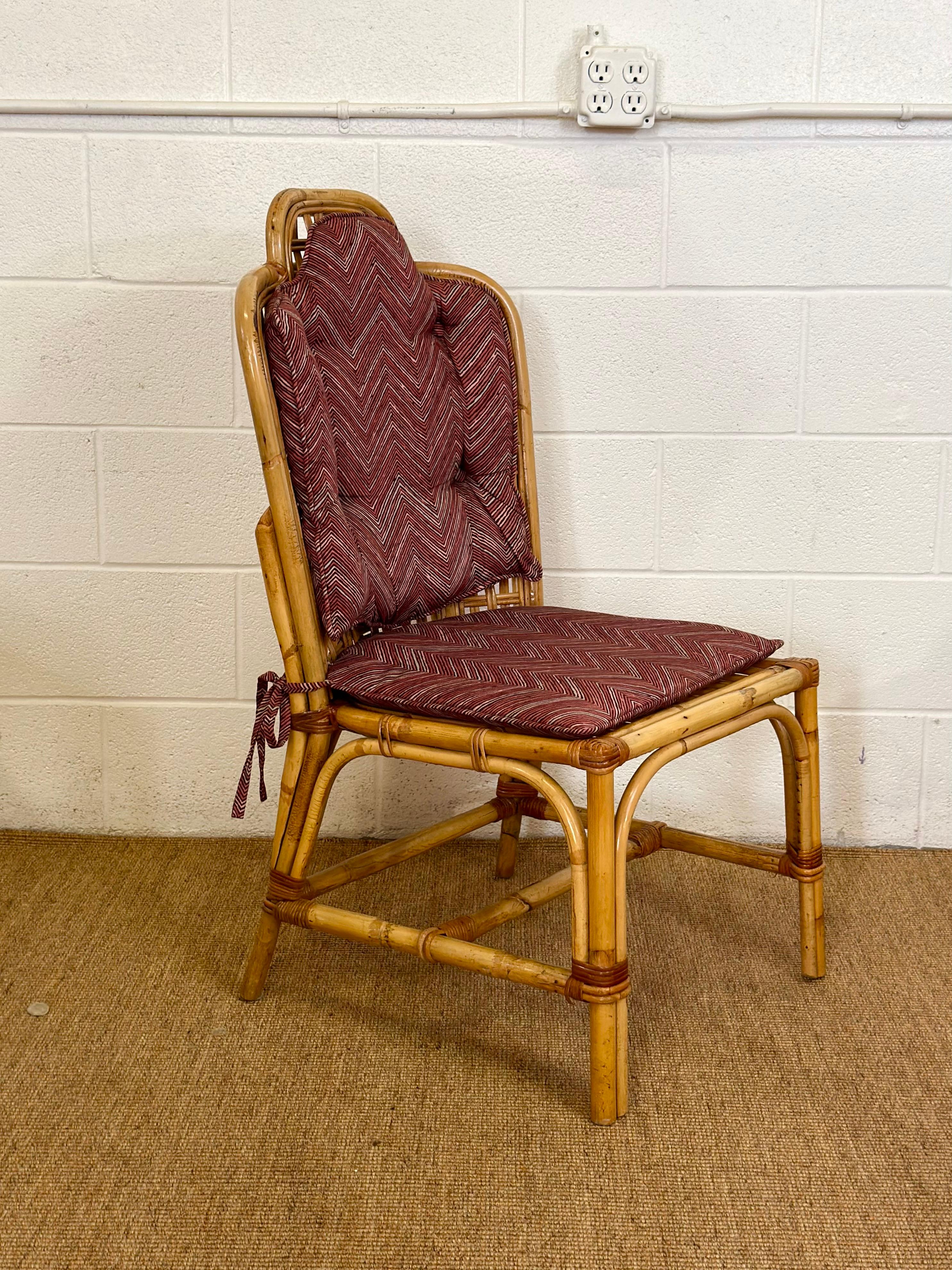 Siamo lieti di offrire un caratteristico set di sei sedie da pranzo, risalenti agli anni '70 circa. Queste sedie sono realizzate in solido bambù e vantano un'estetica organica e senza tempo che mette in risalto la meticolosa lavorazione a mano. La