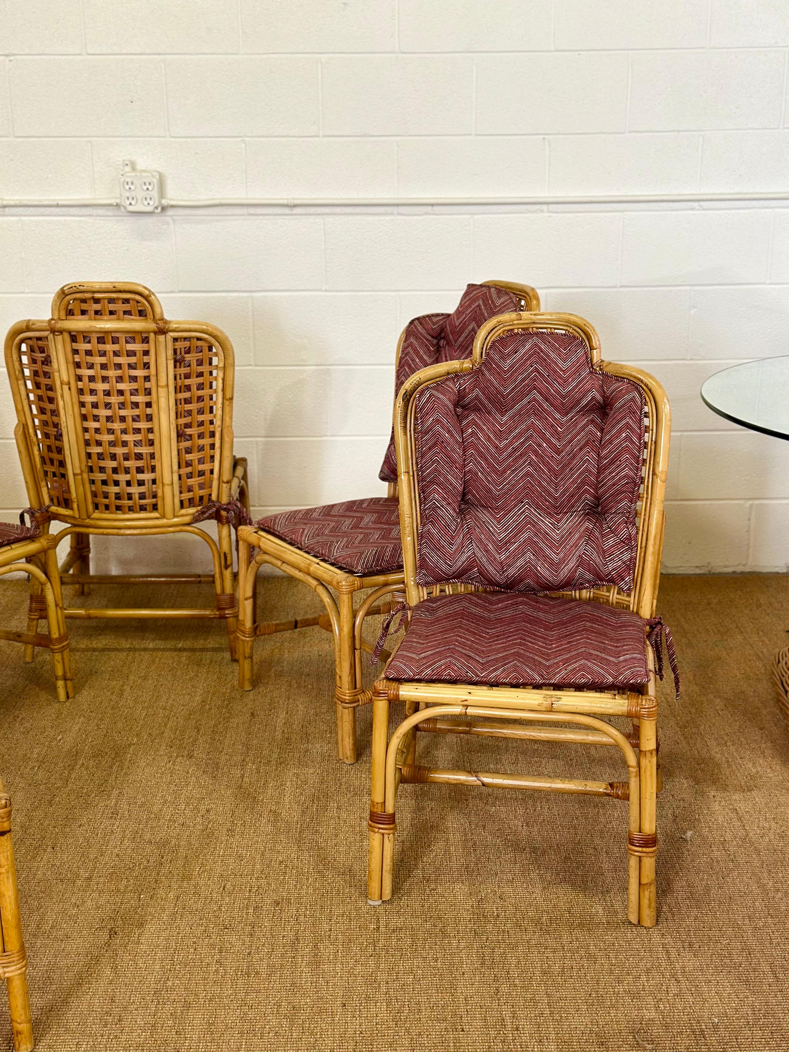 Sedie da pranzo in rattan e bambù smerlato degli anni '70 con cuscini Chevron - Set di 6 in vendita 1