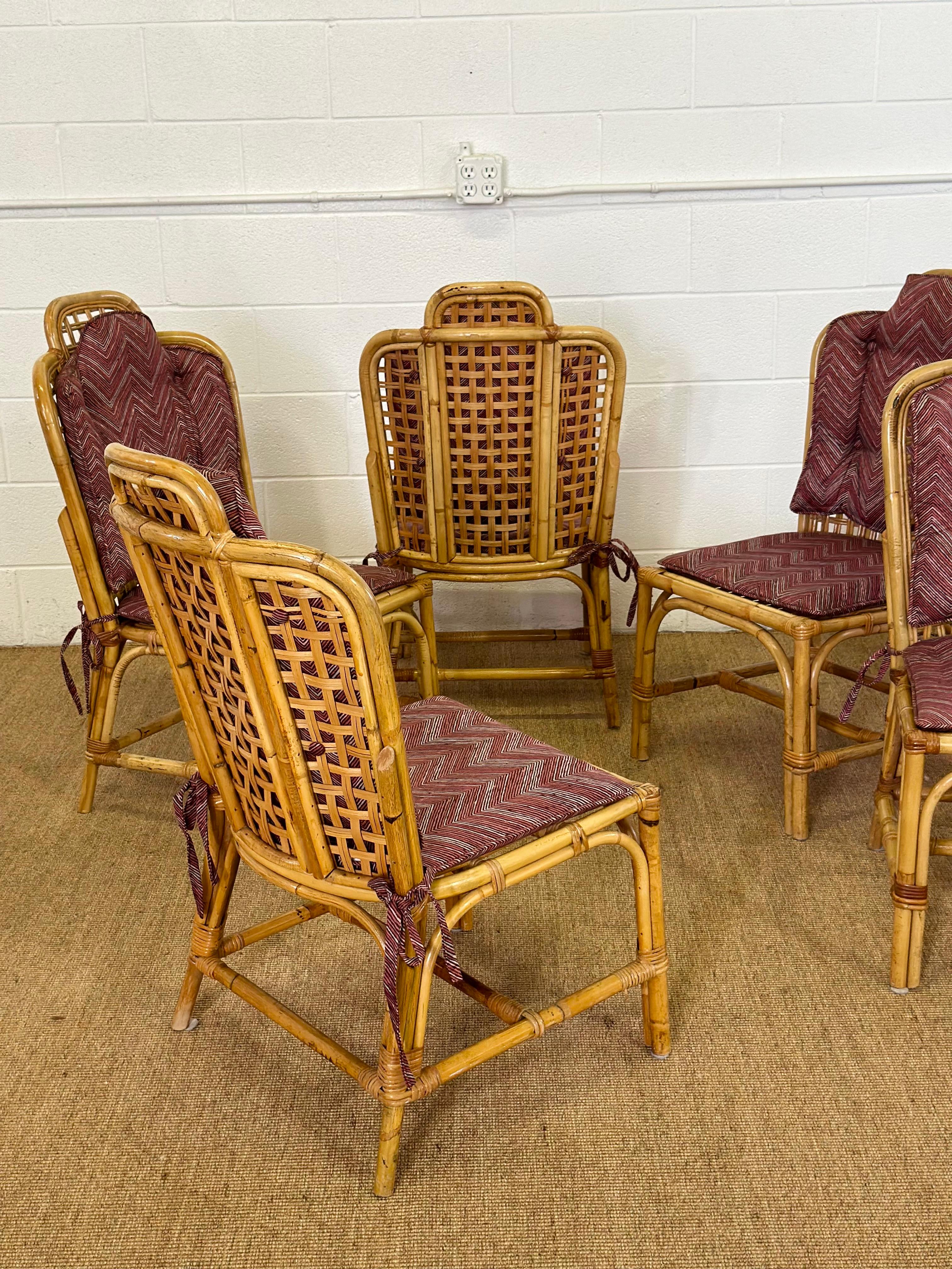 Sedie da pranzo in rattan e bambù smerlato degli anni '70 con cuscini Chevron - Set di 6 in vendita 2