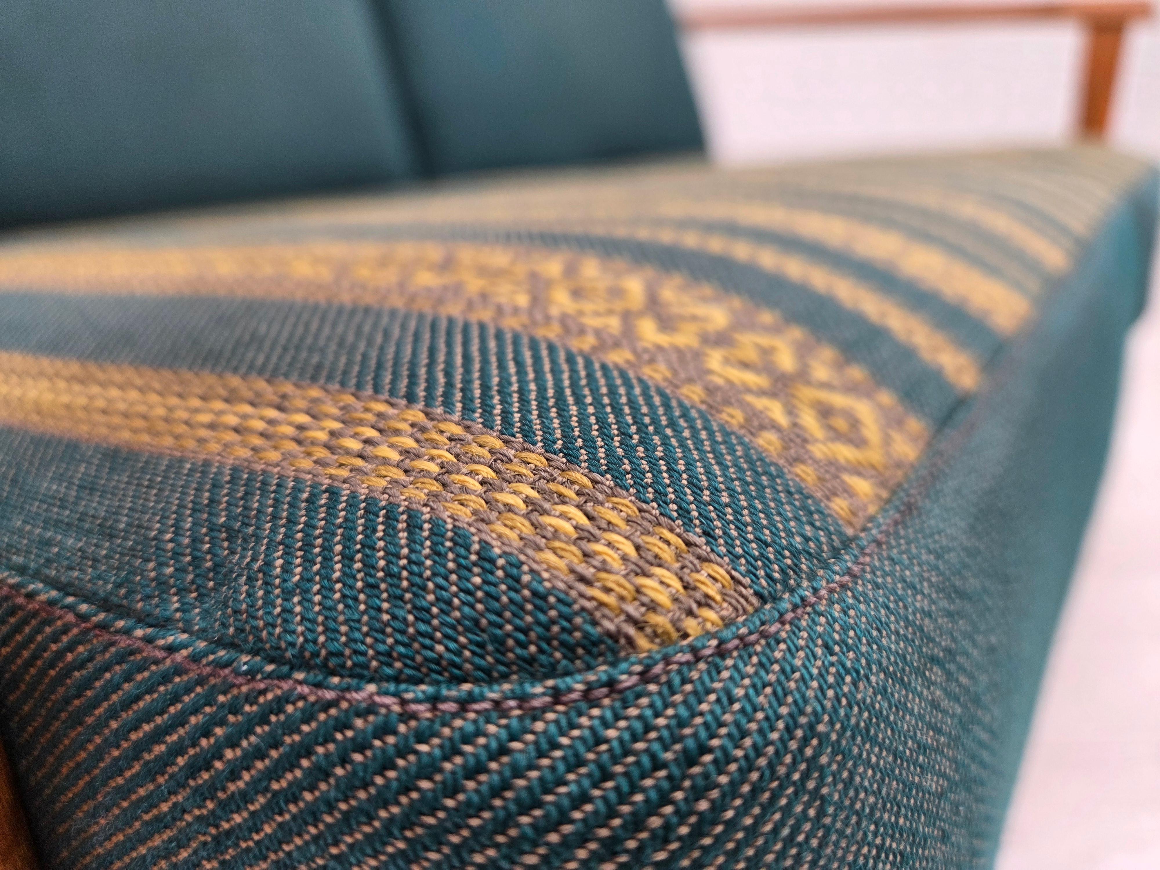 1970s, Scandinavian 2-seater sofa, furniture wool, solid oak wood. en vente 3