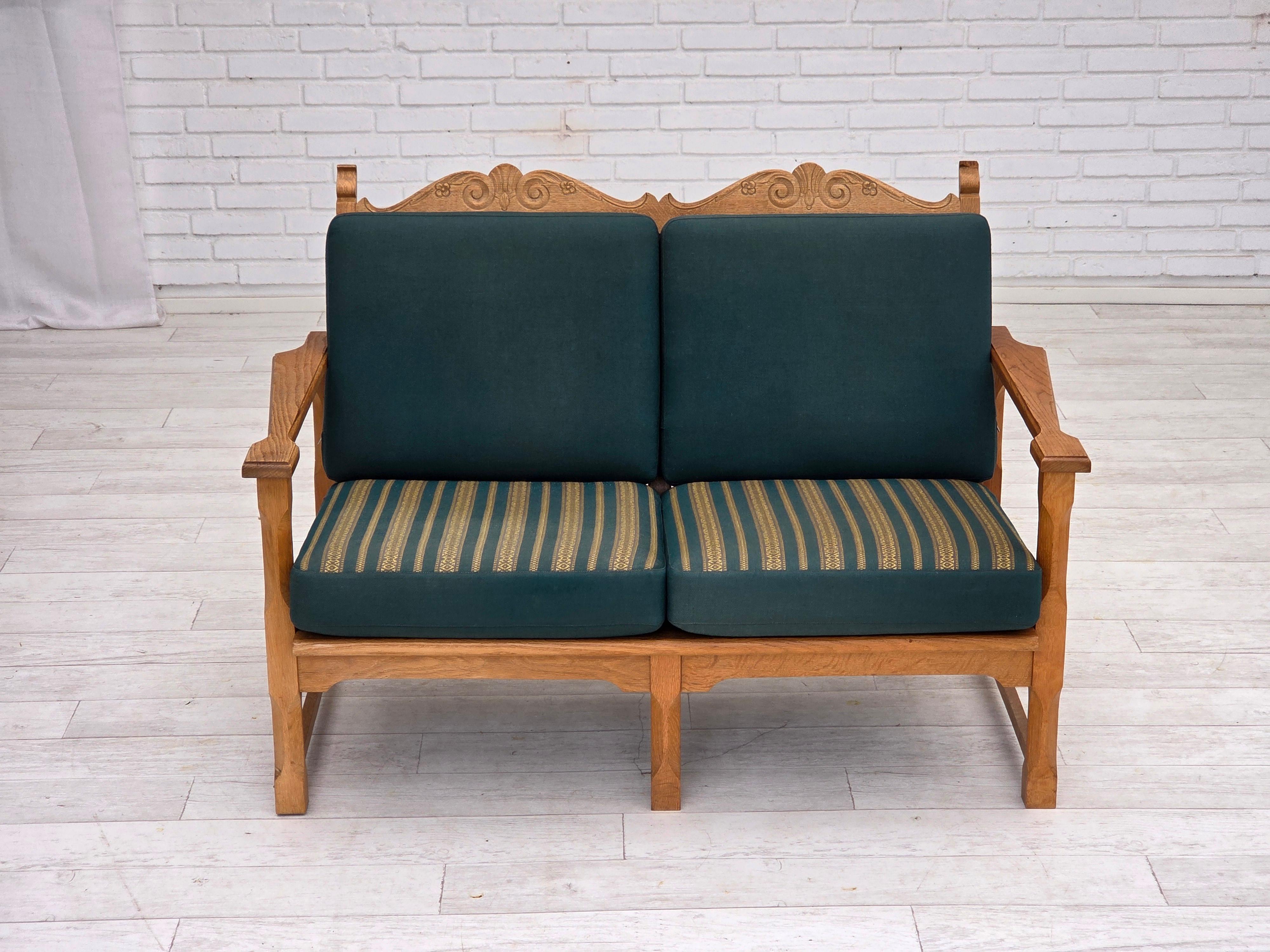 1970, canapé scandinave à deux places. Meuble original en laine verte, bois de chêne massif, coussins d'assise à ressorts. Très bon état d'origine : pas d'odeurs, pas de taches et construction stable. Construction démontable. Fabriqué par un